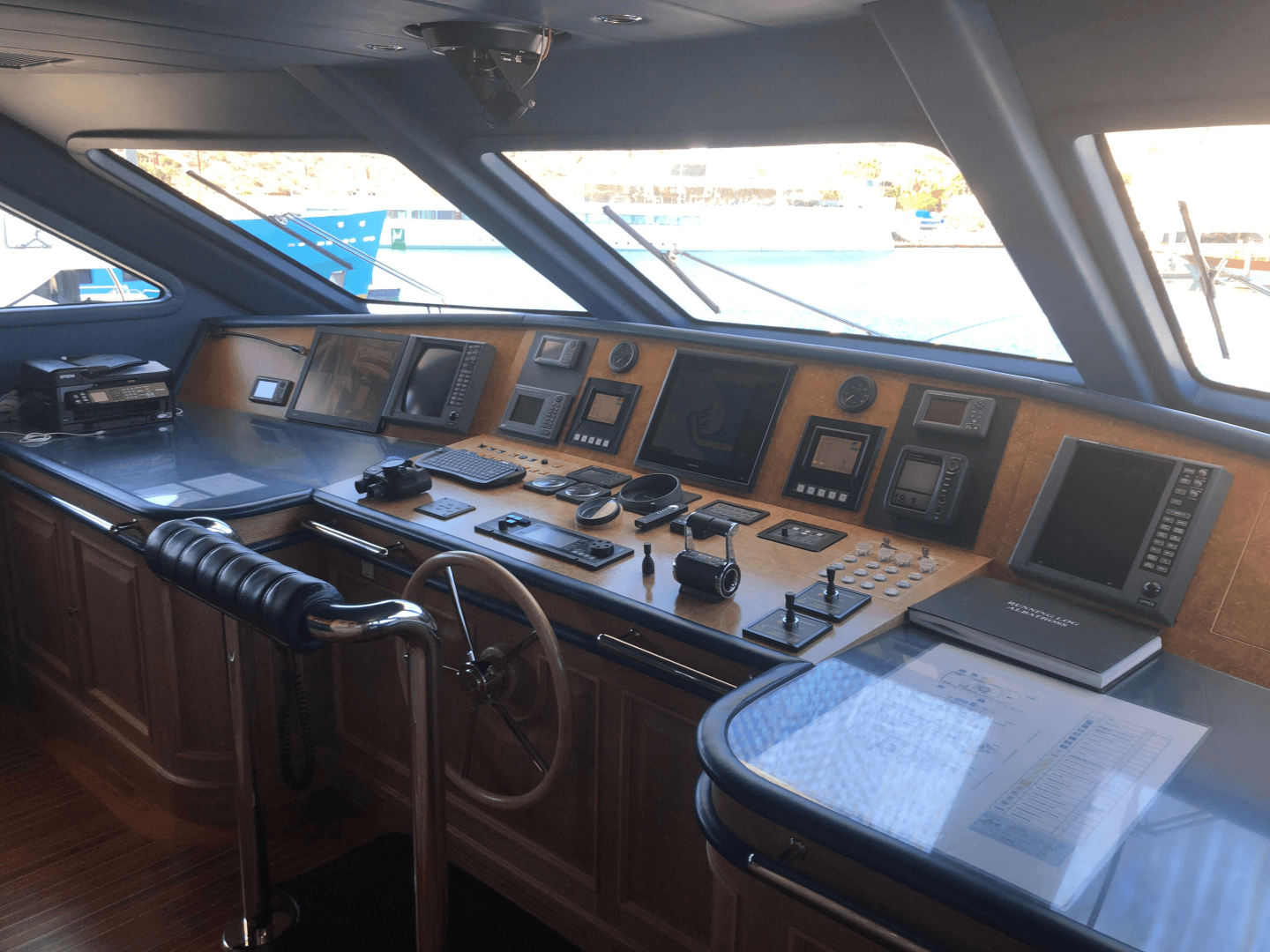 2004 Benetti Cockpit