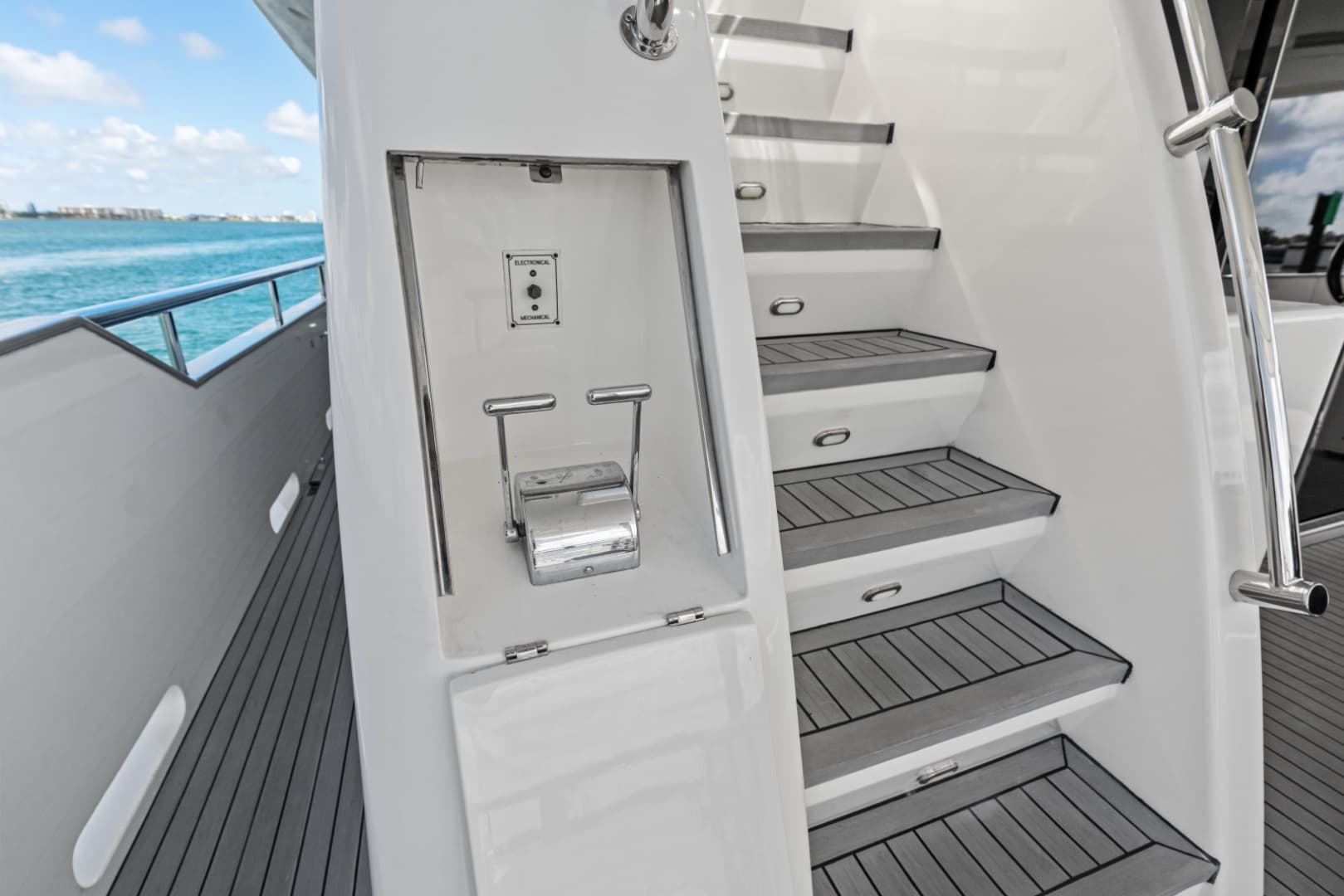 2005 Johnson 87' Motor Yacht