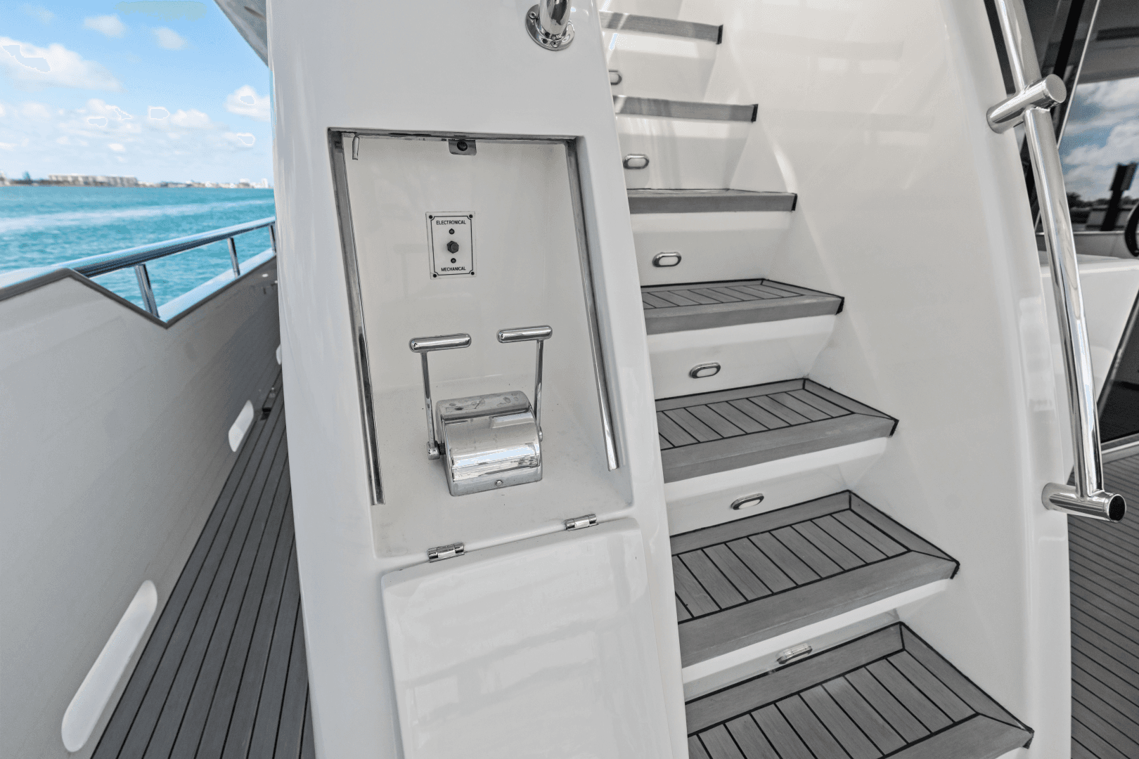 2005 Johnson 87' Motor Yacht