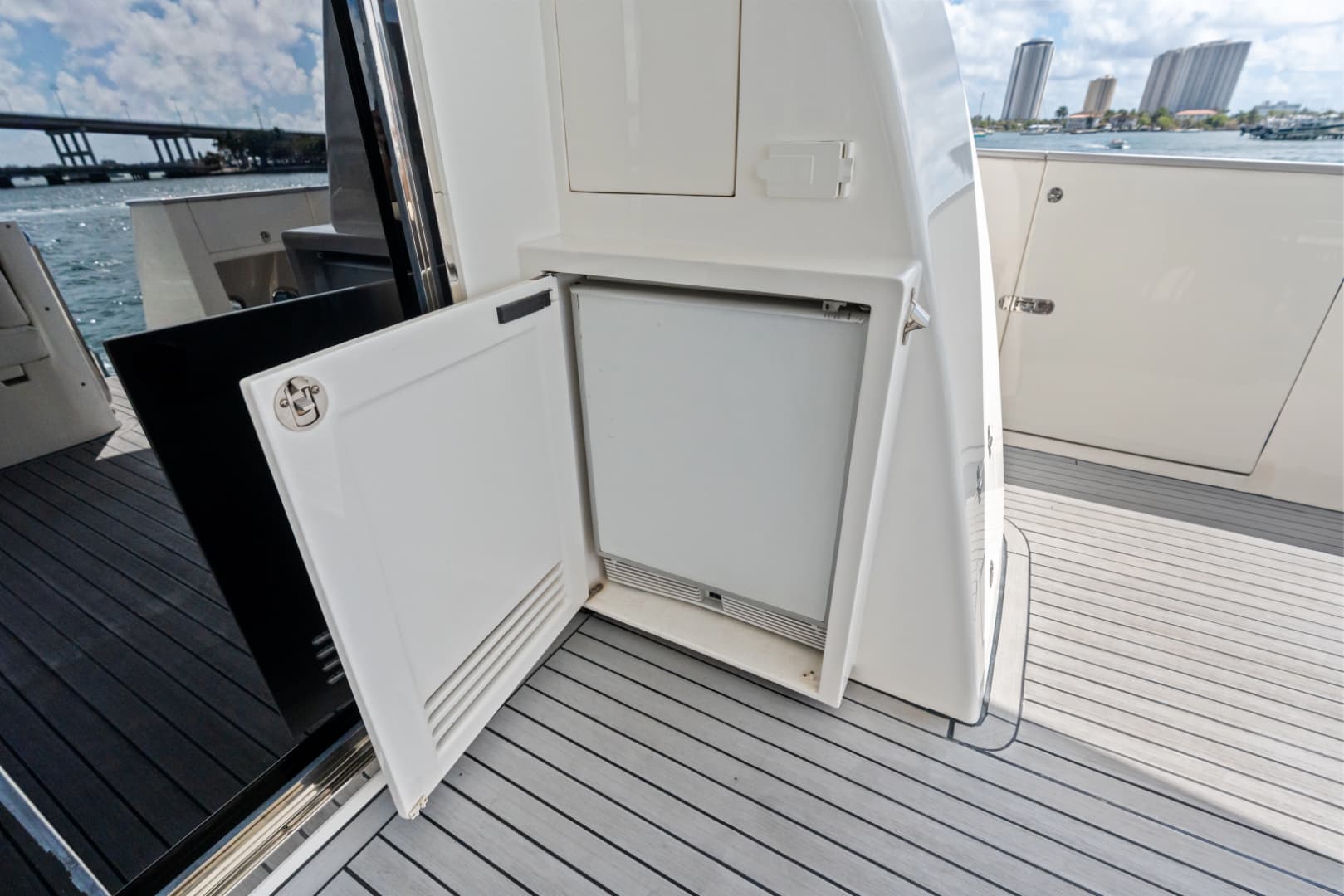 2005 Johnson 87' Motor Yacht