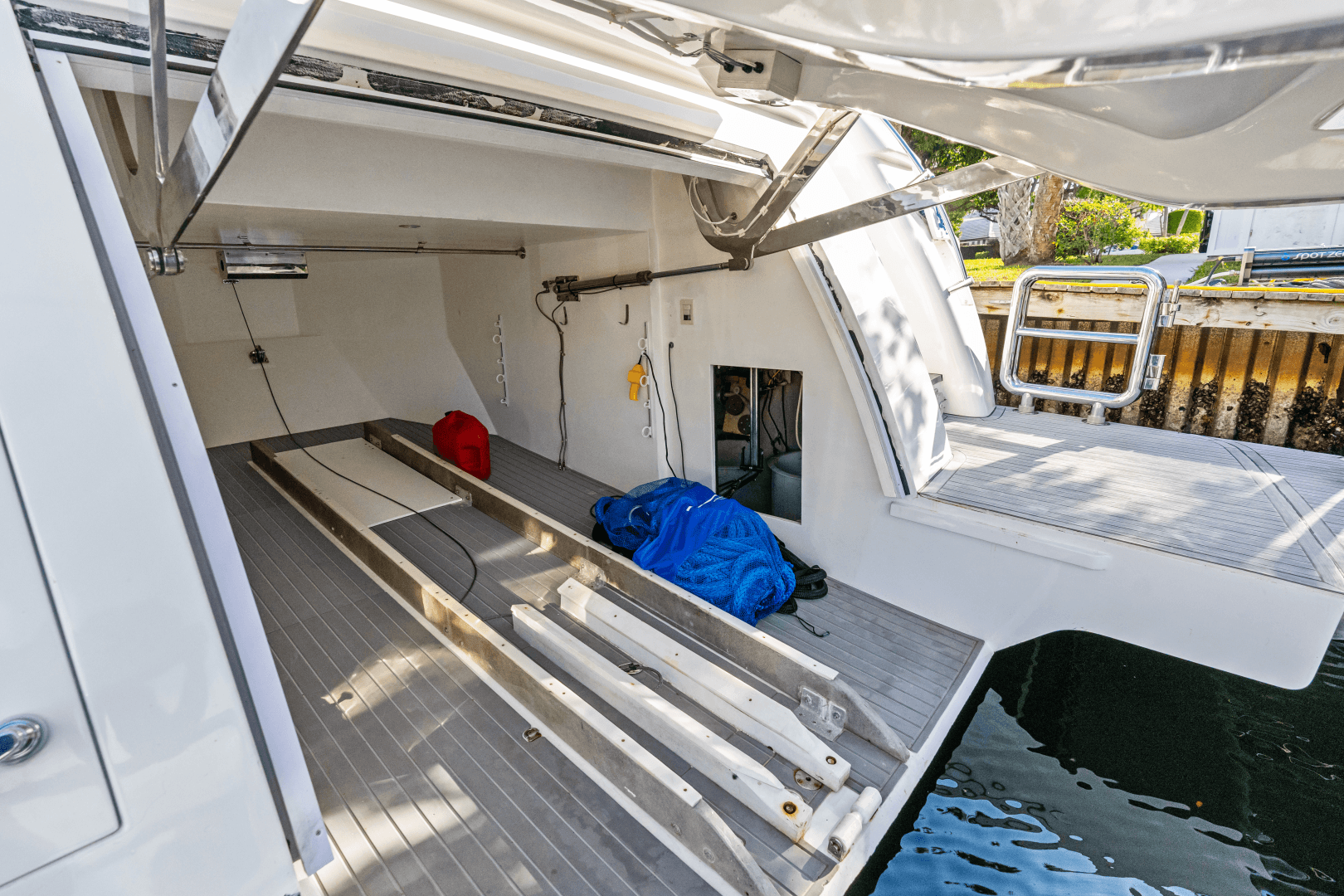 2005 Johnson 87' Motor Yacht