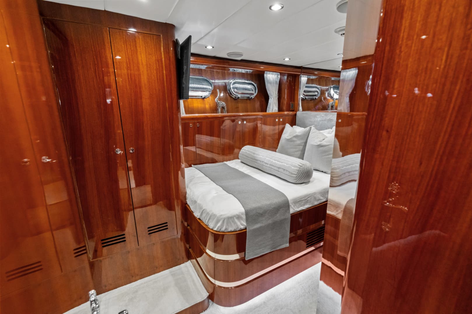 2005 Johnson 87' Motor Yacht