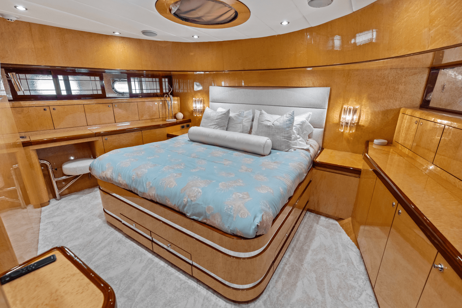 2005 Johnson 87' Motor Yacht