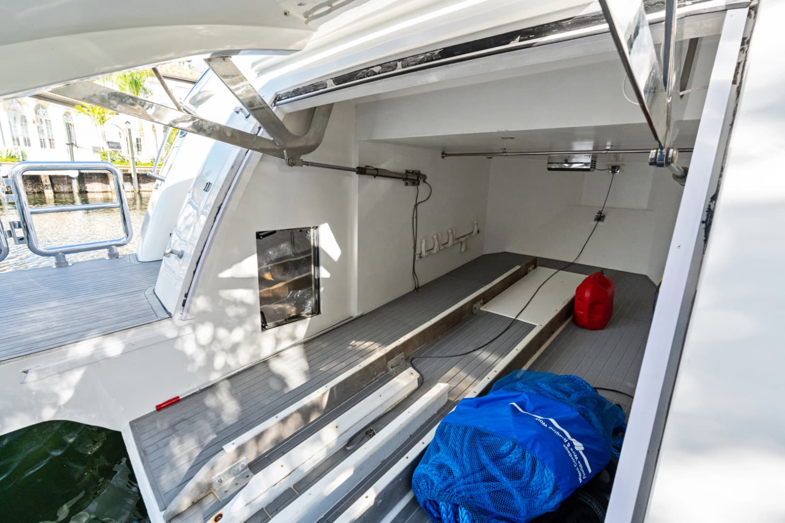 2005 Johnson 87' Motor Yacht