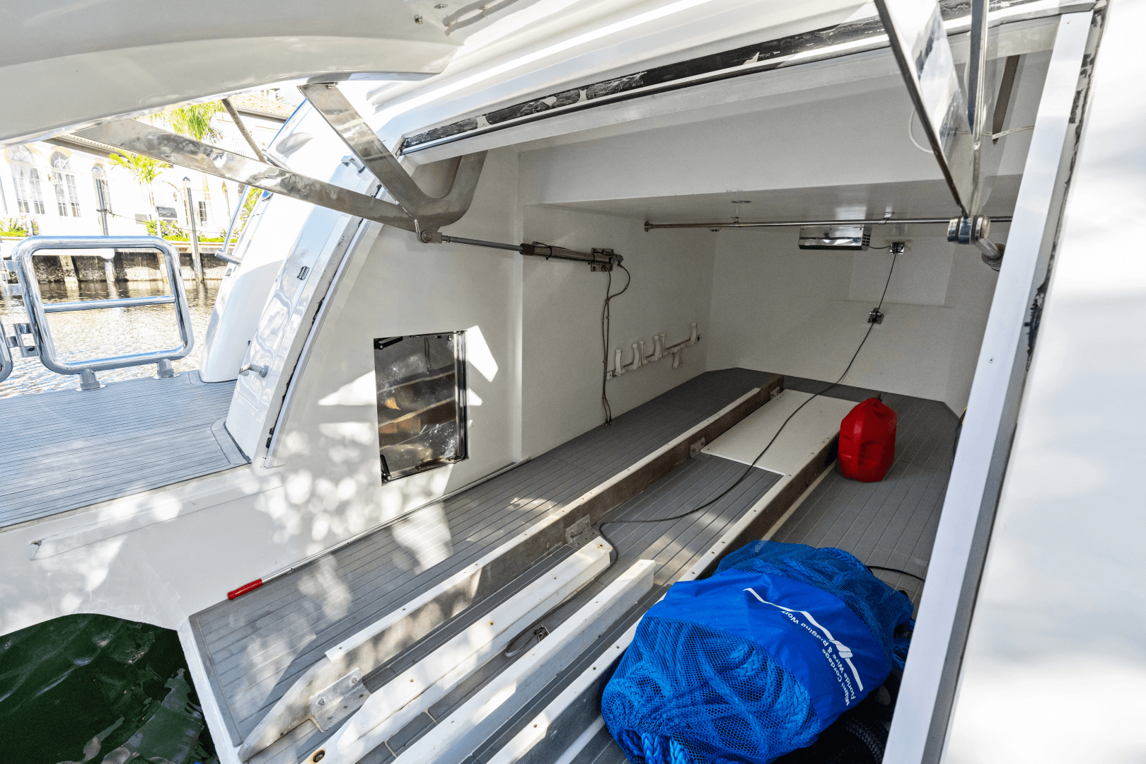 2005 Johnson 87' Motor Yacht