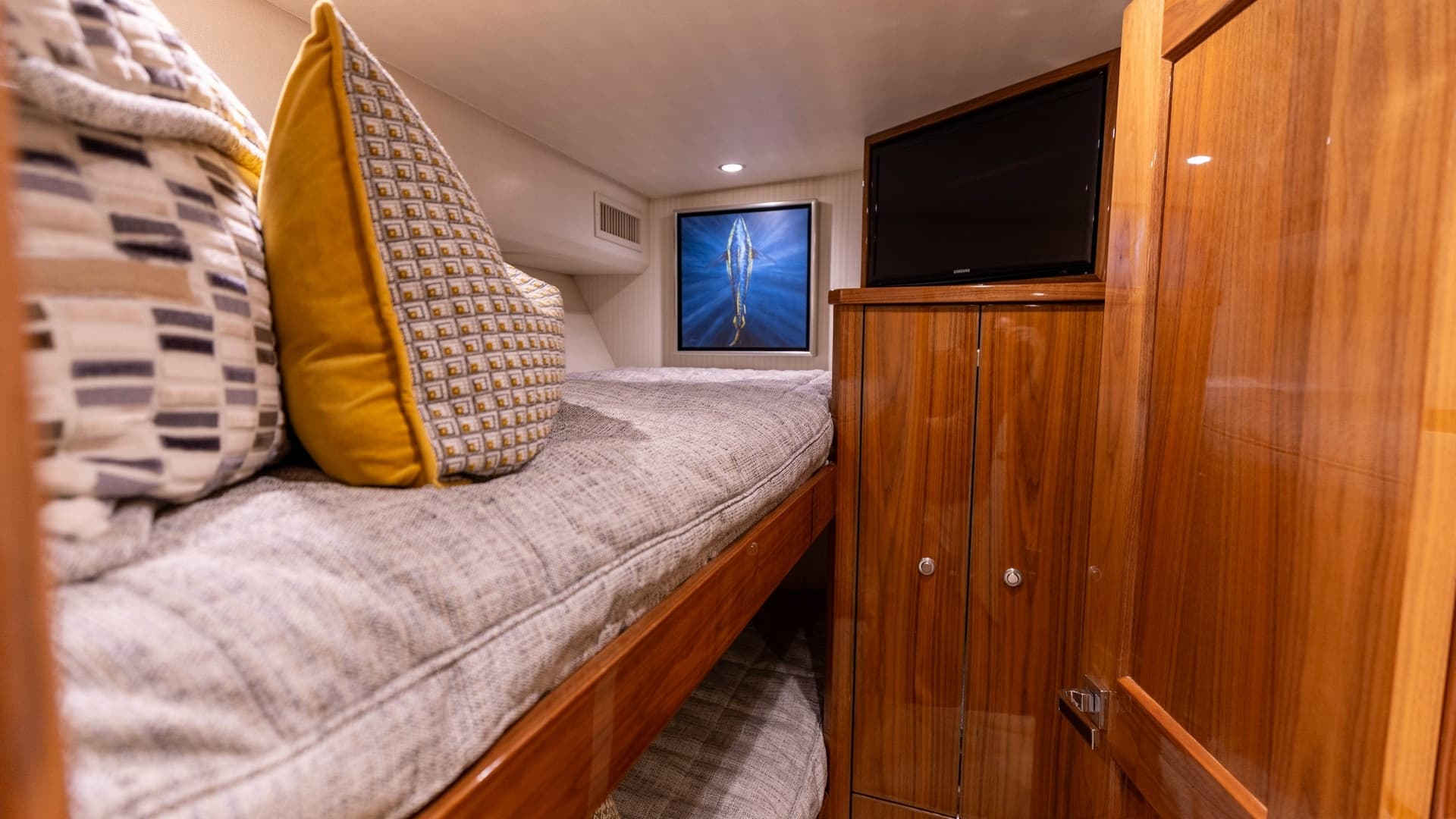Guest Cabin with Upper Bunk