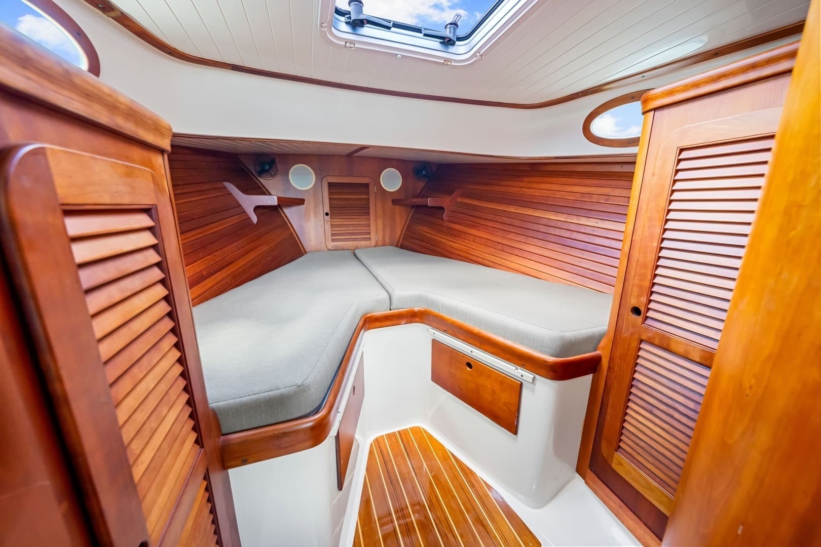 1998 36 Hinckley Picnic Boat Stateroom