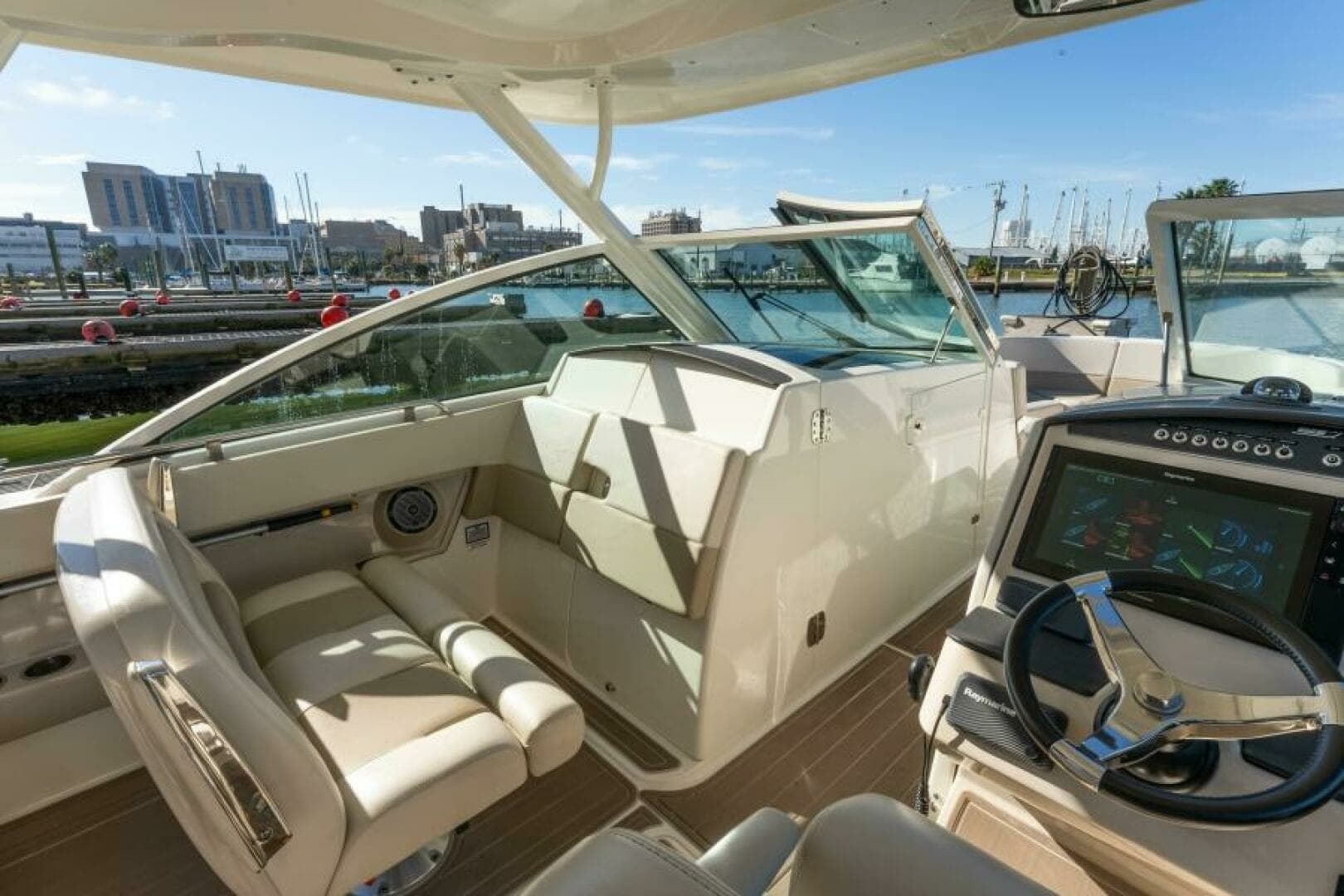 2017 Boston Whaler 320 Vantage Sutra