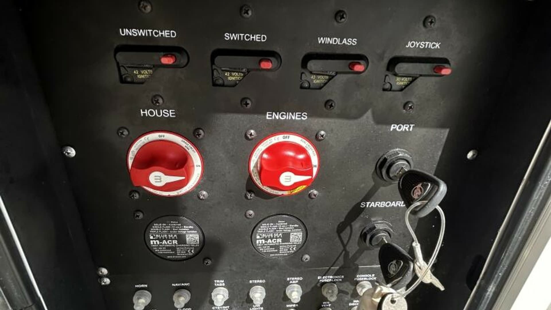 2017 33 Boston Whaler 330 Outrage Battery Switches
