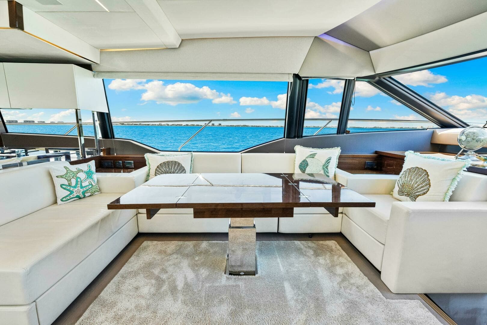 2019 Prestige 630 Flybridge - Salon 