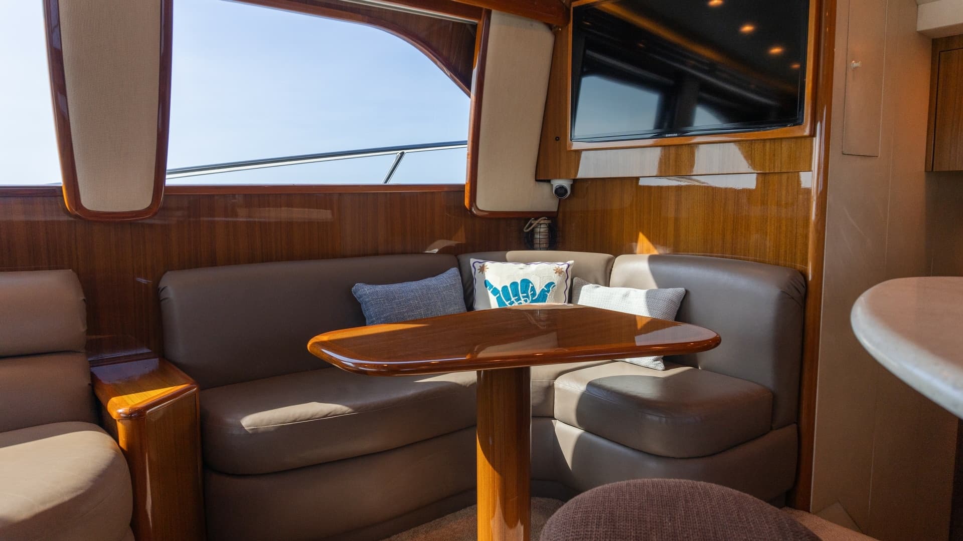2009 Viking 50 Convertible "Jammin" - Salon Lounge Area with TV