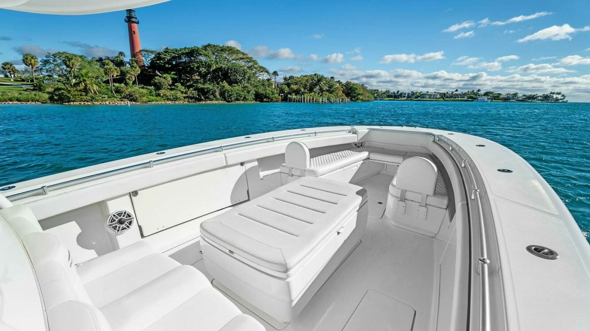 Spacious Bow Seating Area
