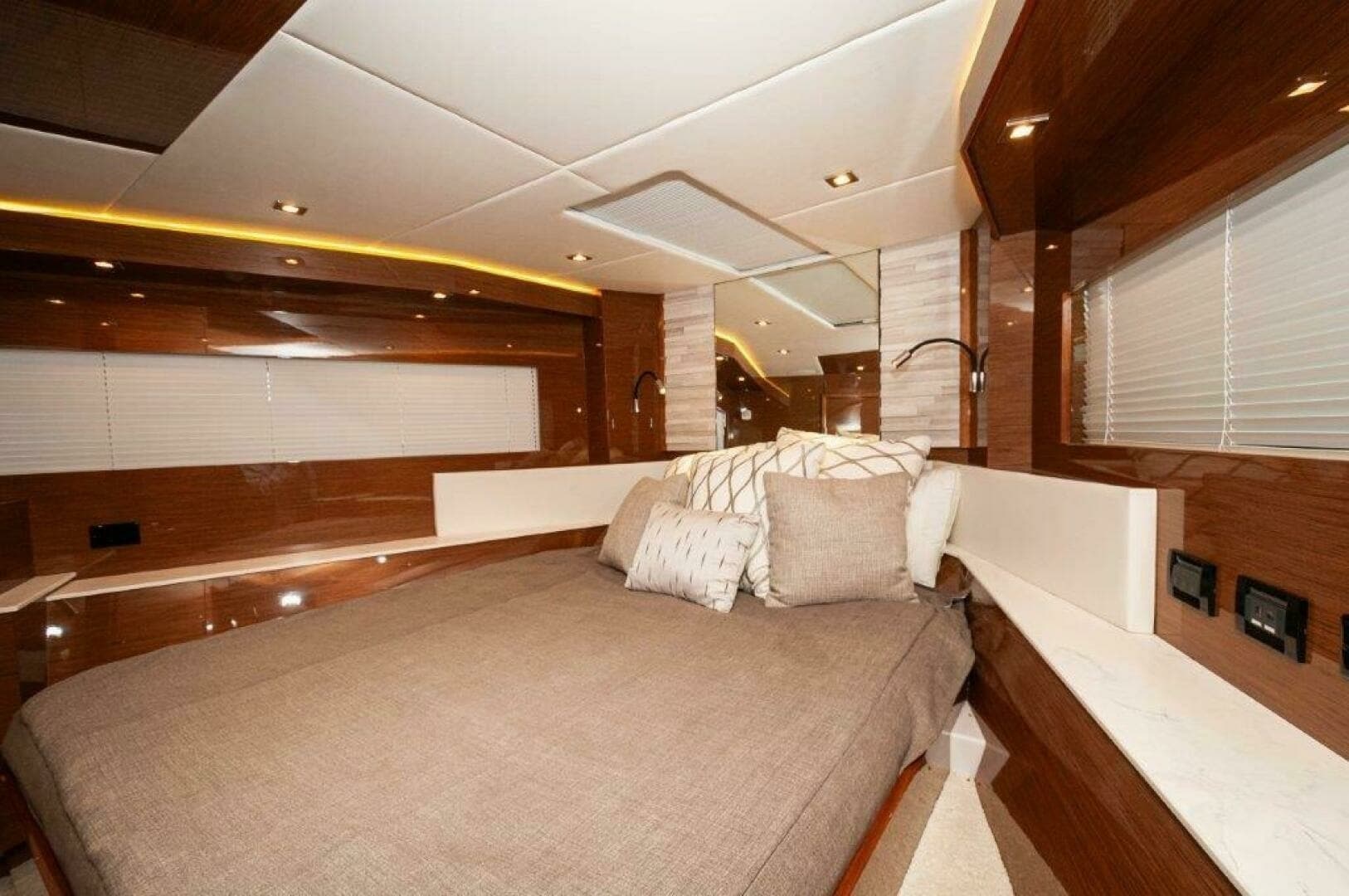 2020 Cruisers Yachts- HARPER BELL- VIP SR 4
