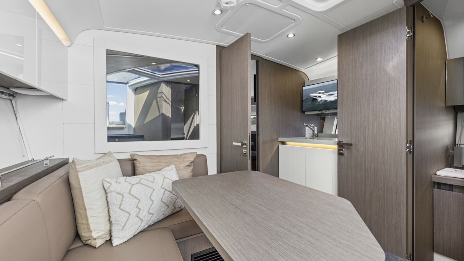 2022 Beneteau 41 Grand Turismo War Downs Eagle Dinette (1)
