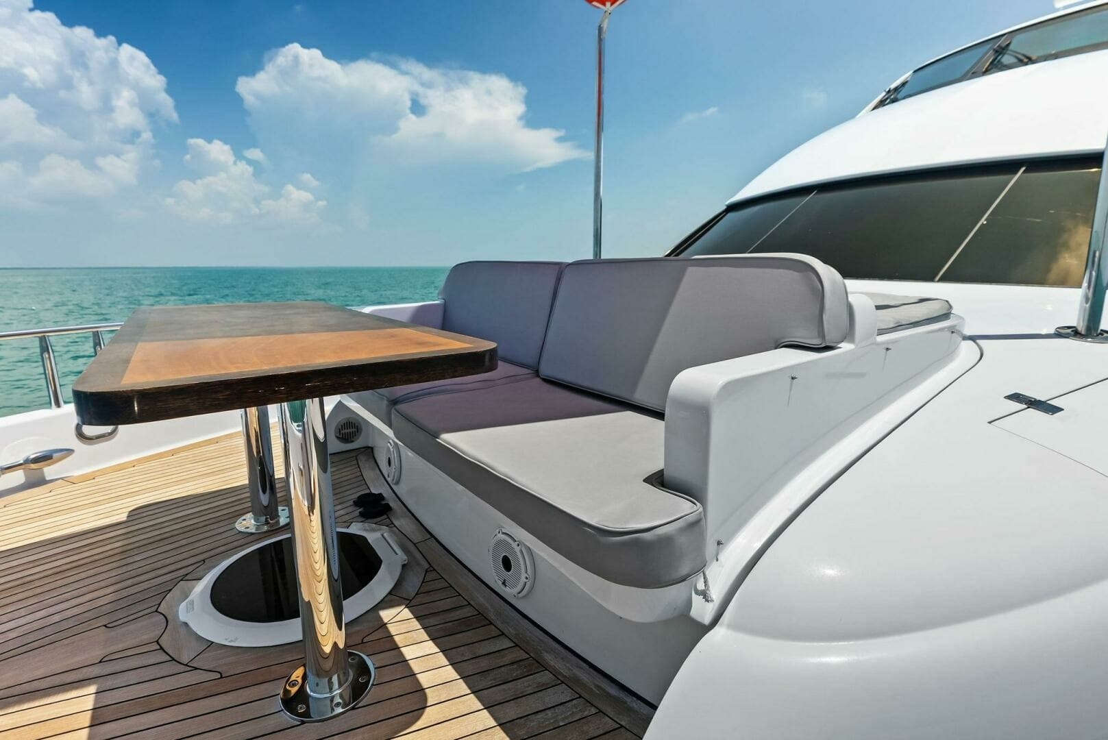 2006 Lazzara Yachts 84 Skylounge