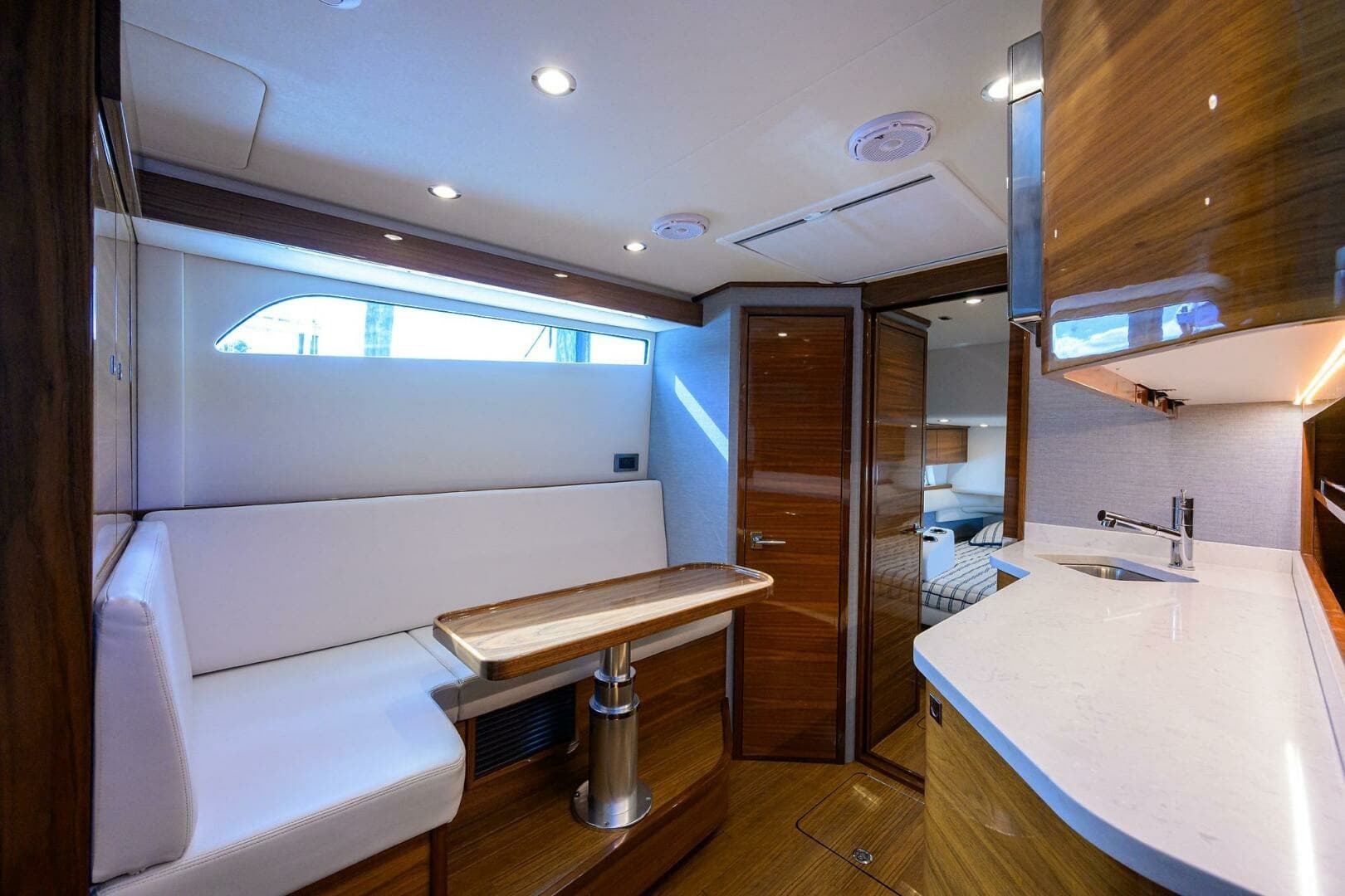 Valhalla 55 - LITTLE KEMOSABE - Cabin Seating & Galley