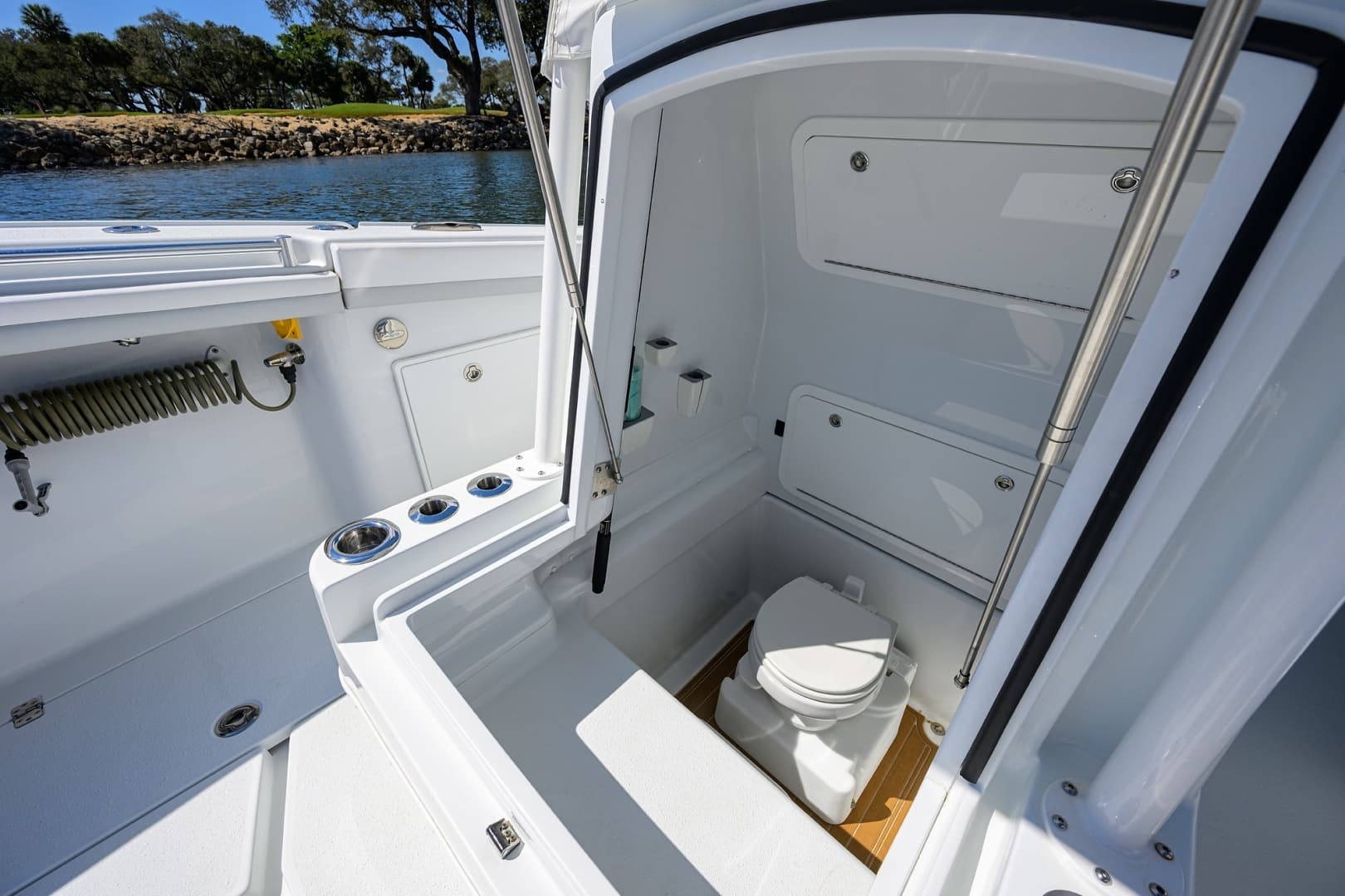 Yellowfin 34 - Head