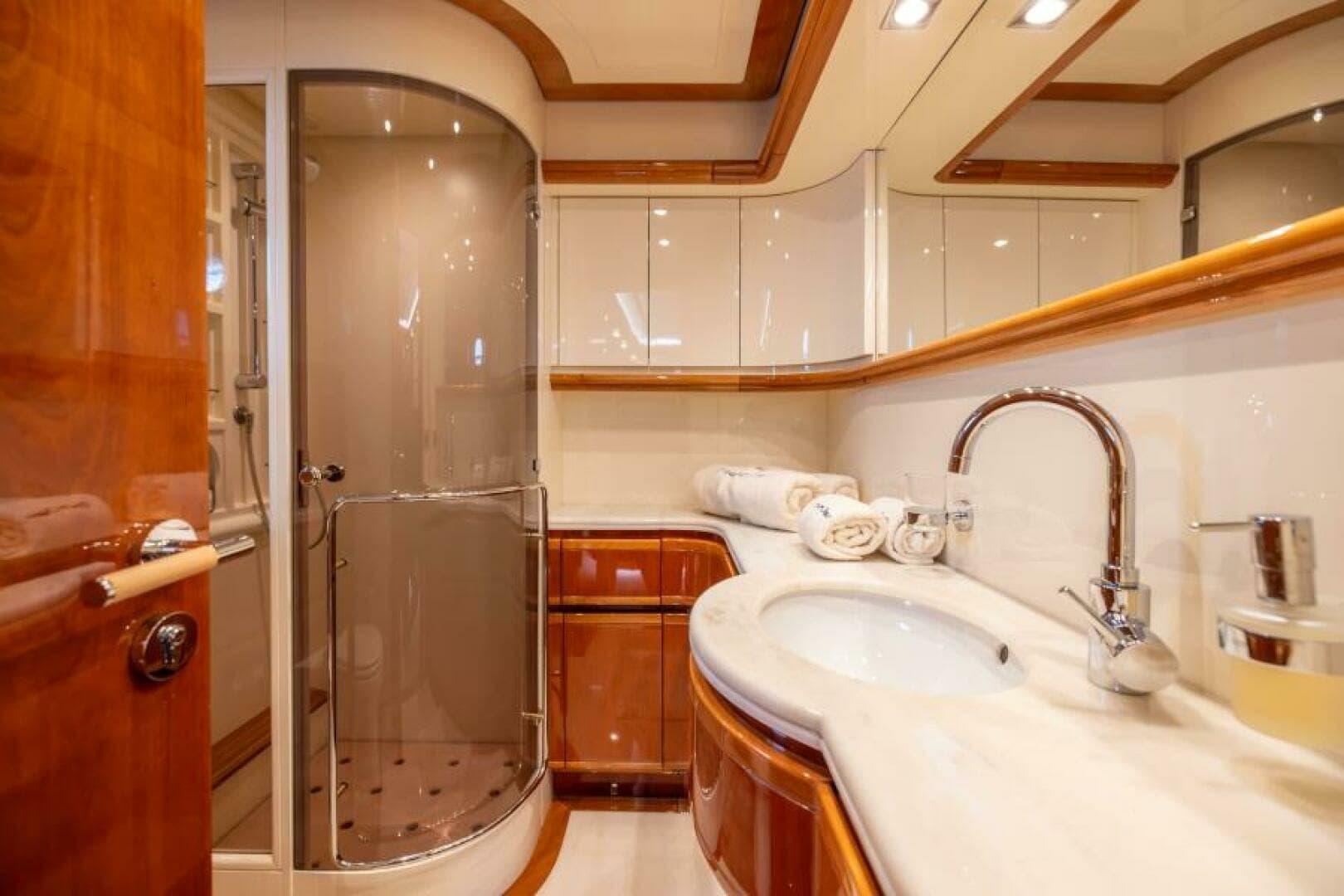 2001 Ferretti 94 Raised Pilothouse - Dreamchaser -Guest Head