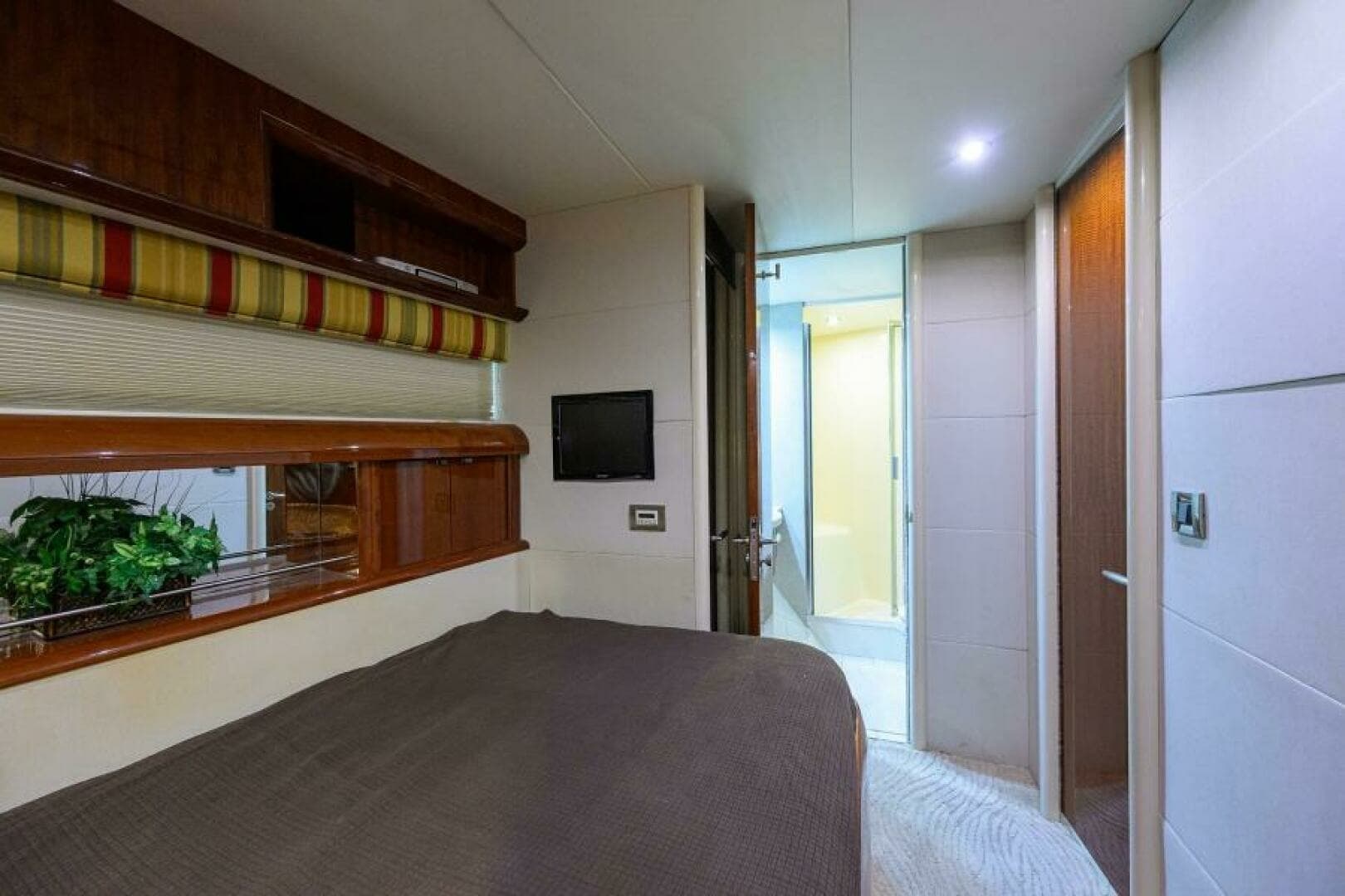 Lazzara 80 WILLYN - Forward Port Guest Stateroom