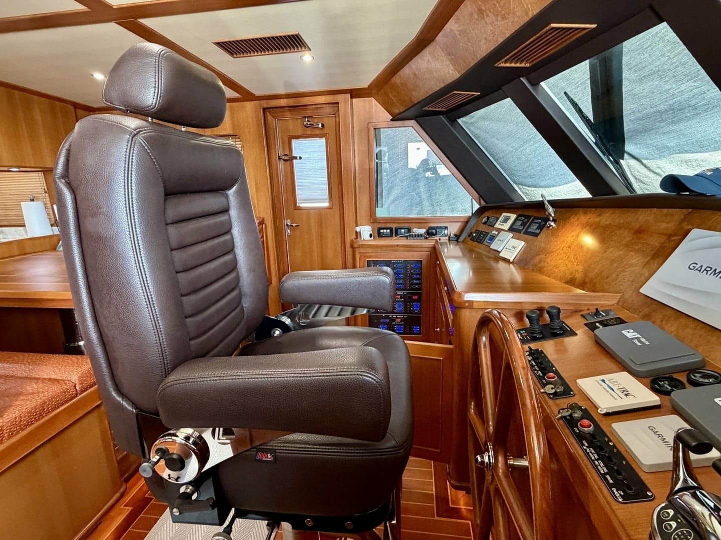 Alaskan 70 OHANA - Interior Helm