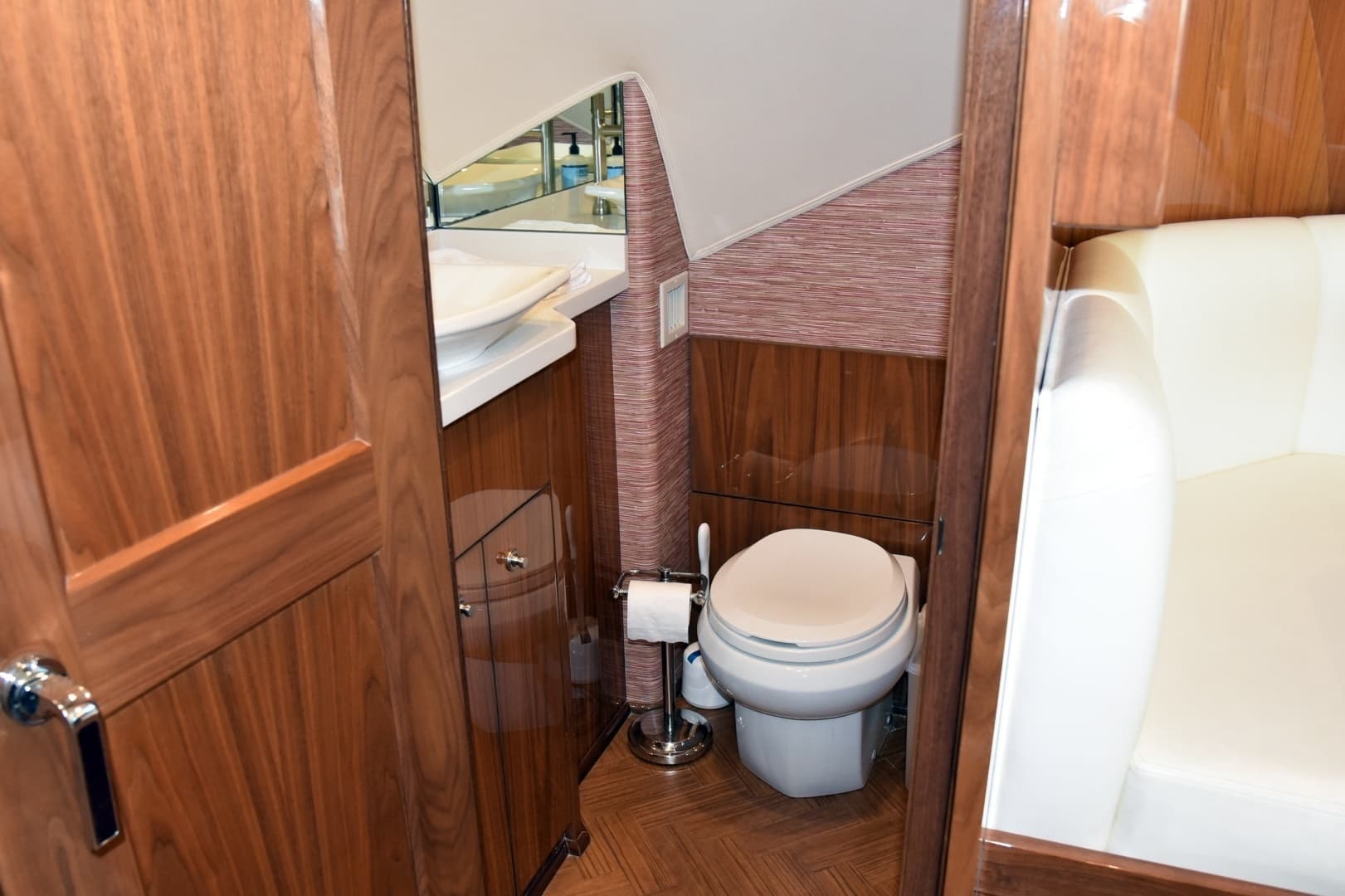 2019 Viking 80 Skybridge