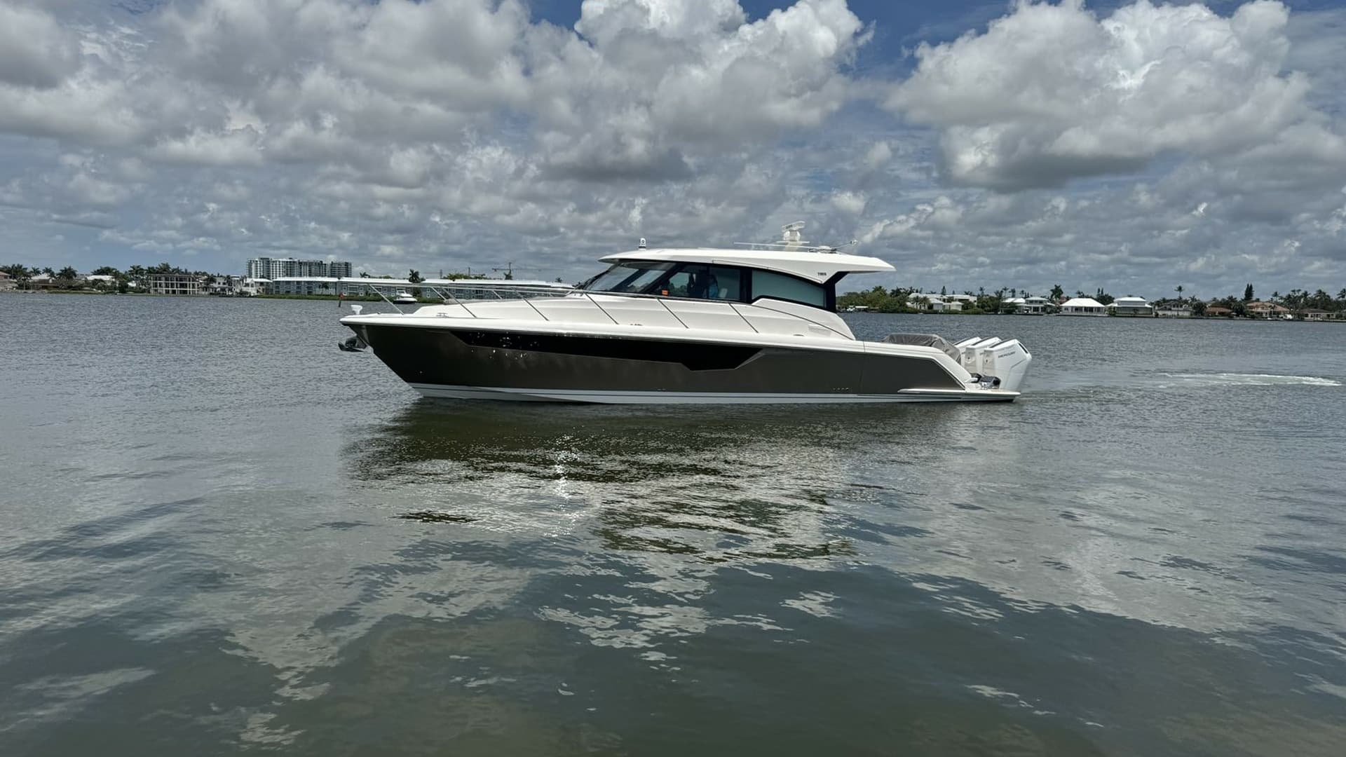 Side Profile of Tiara 48LE