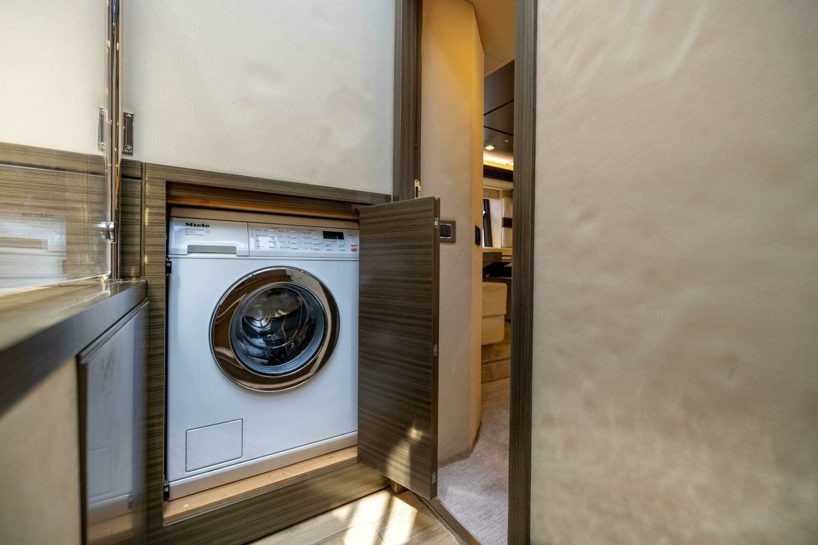 Azimut 64 A/Sea - Interior Companionway