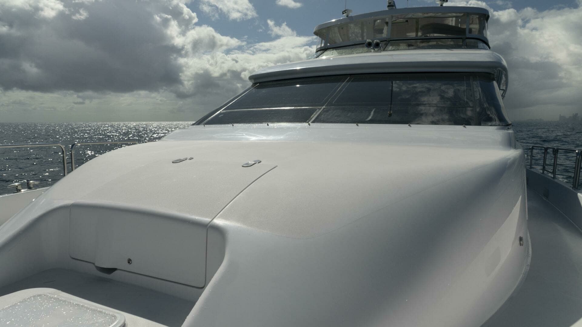 Hatteras 80 Gallopin- Bow