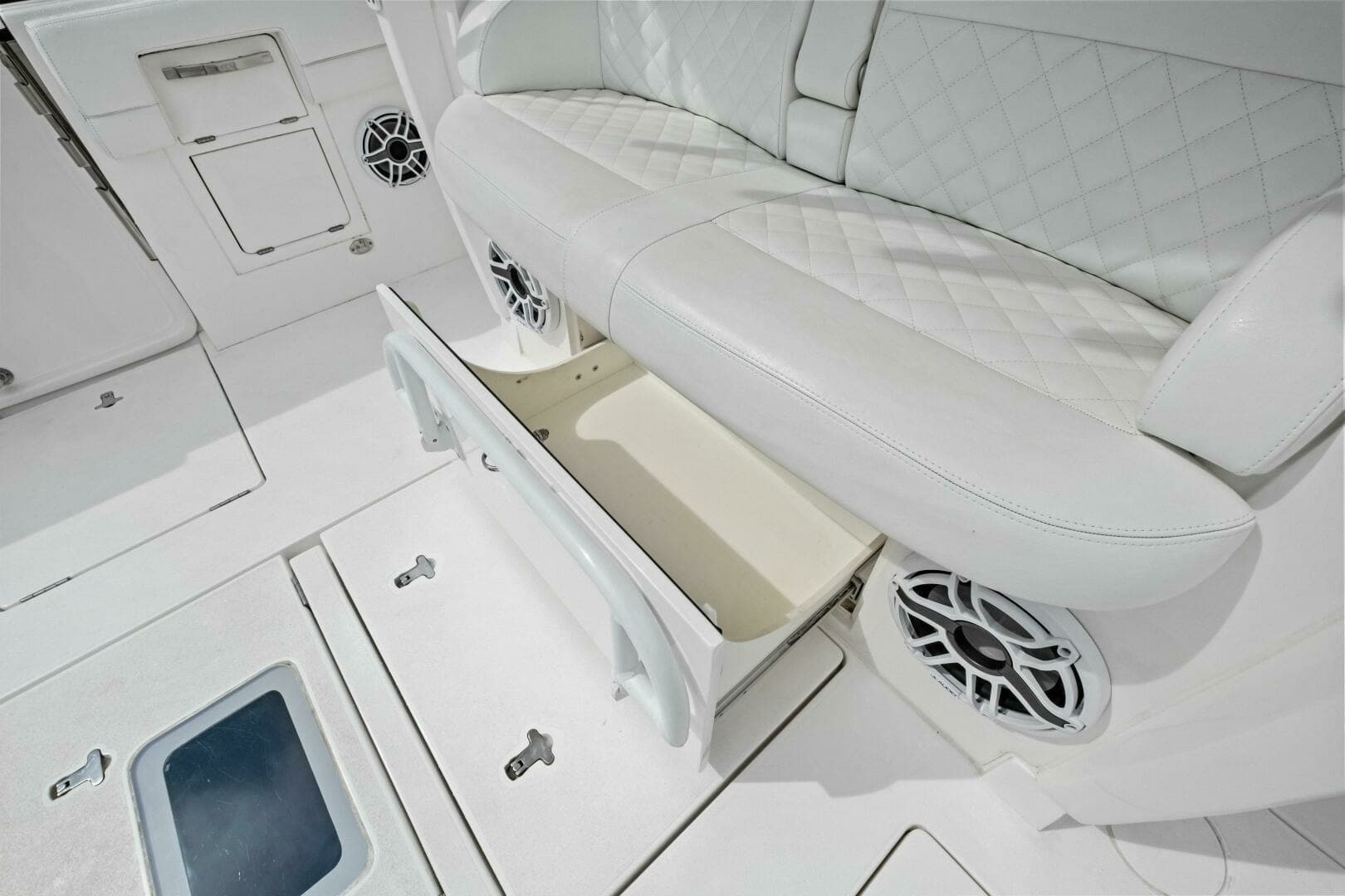 2020 Intrepid 400 CC - Cockpit Seating