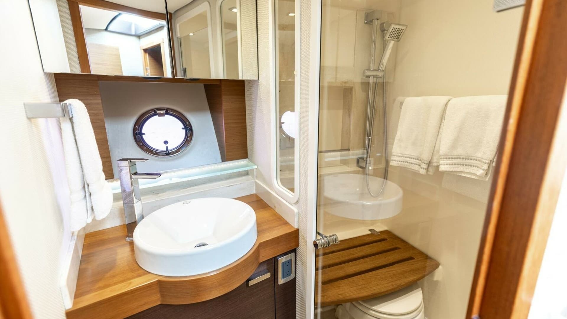 2015 Tiara Yachts 44 Coupe- SILVER LINING- Guest Head