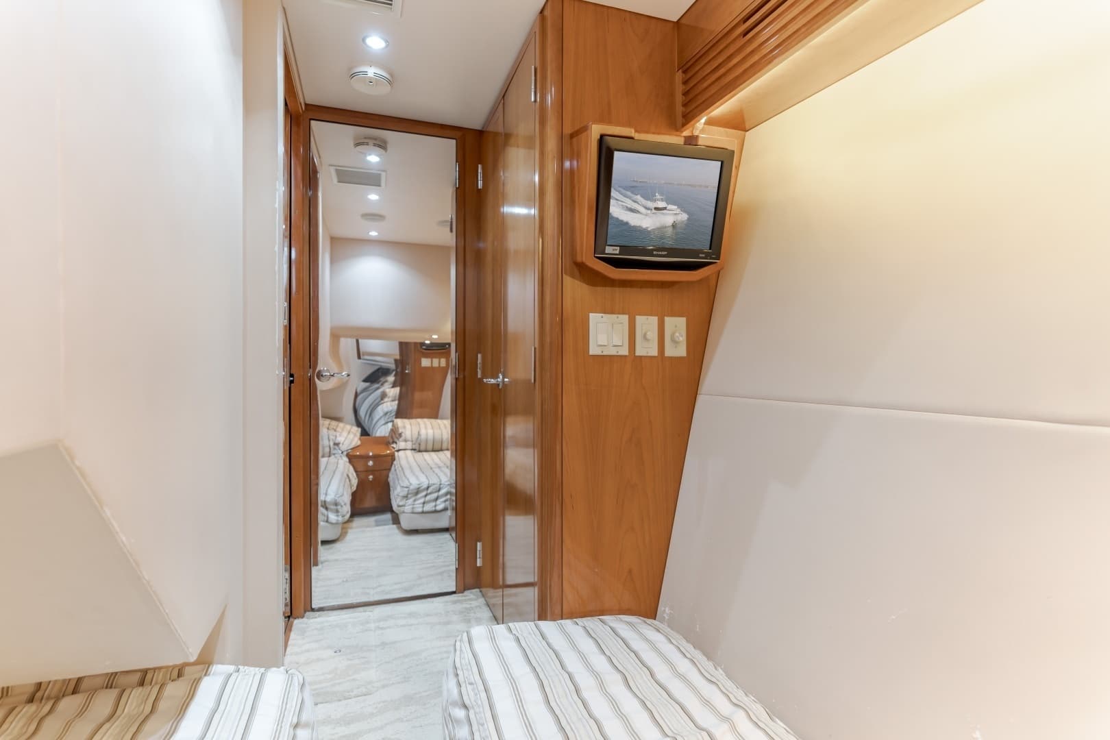 2003 Hatteras 54 Convertible - "BRAINWAVE": Guest Cabin with Twin Berths