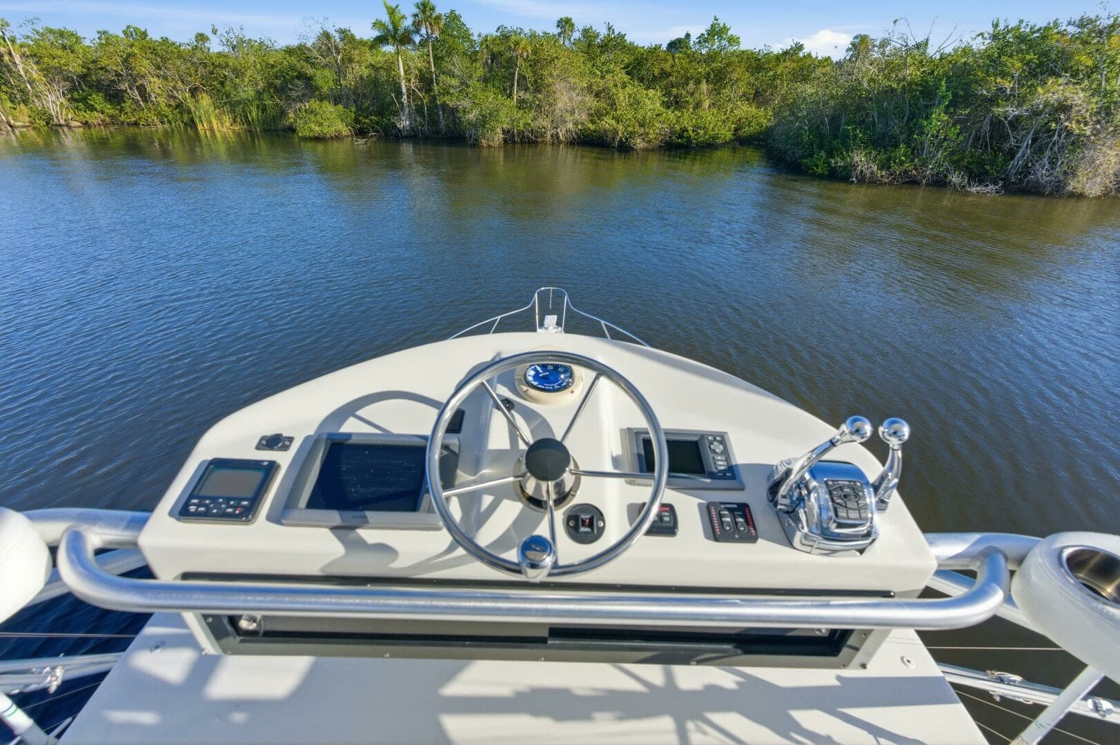 Tiara 31 Serenity- Flybridge Helm