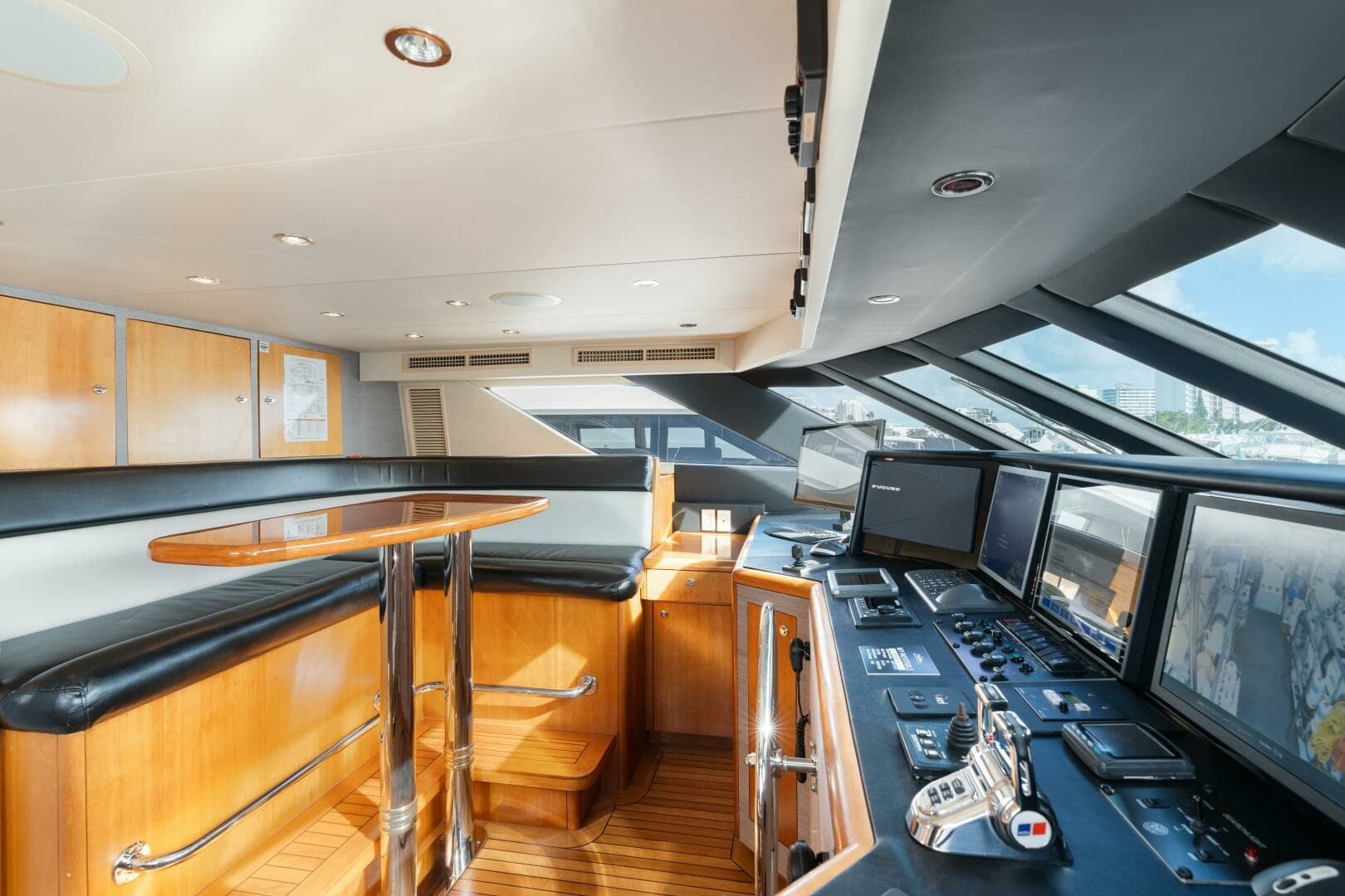 Hatteras 100 MAGIC - Pilothouse