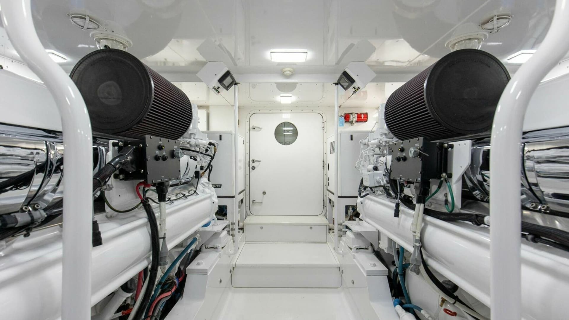 56_2827464_2005_76_whiticar_enclosed_bridge_badonkadonk_engine_room_2