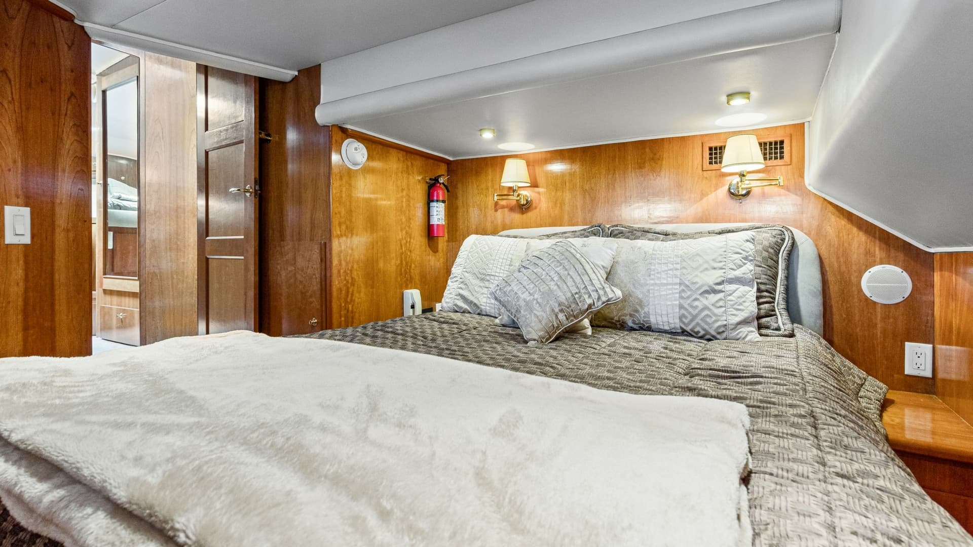 2001 48 Navigator 4800 Classic Maggie B Master Stateroom