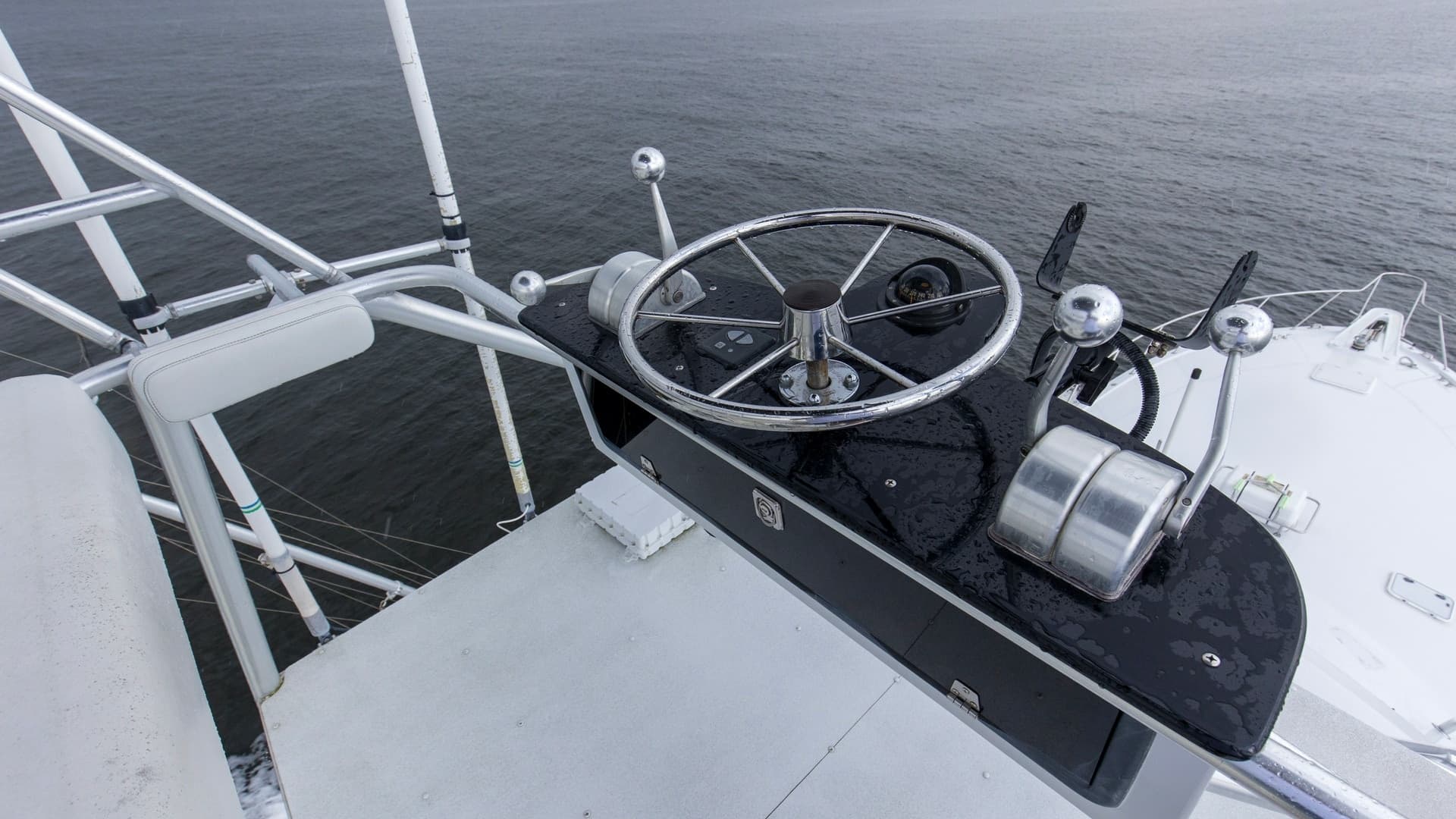 1999 Hatteras 60 Enclosed Bridge Better Days Tower Helm (2)