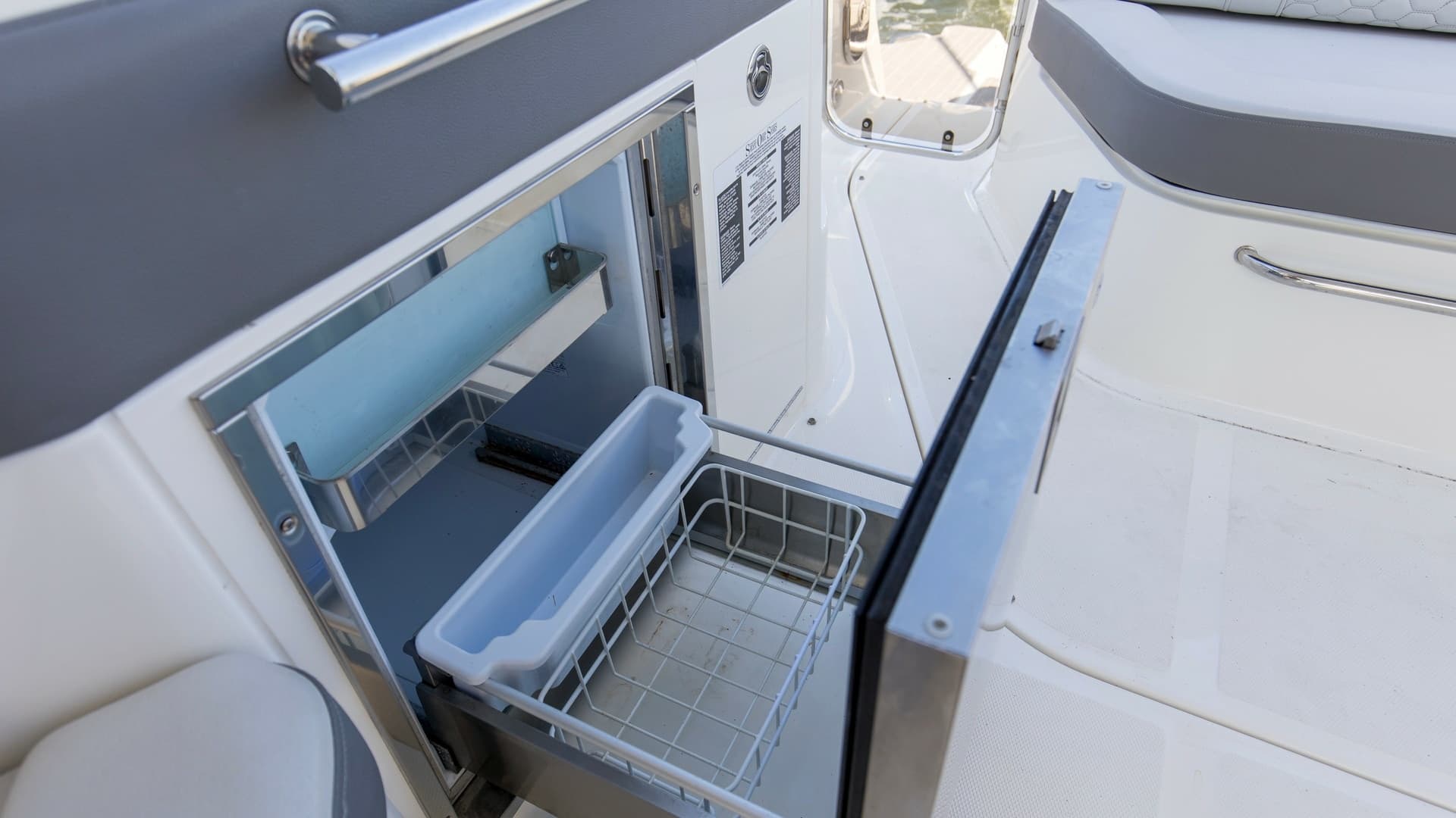 2022 32 Sea Ray 320 Sundancer OB Raya Sunshine Lounge_Salon (7)