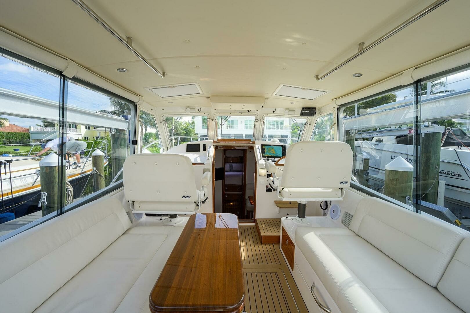 MJM 43 Scout - Exterior Helm