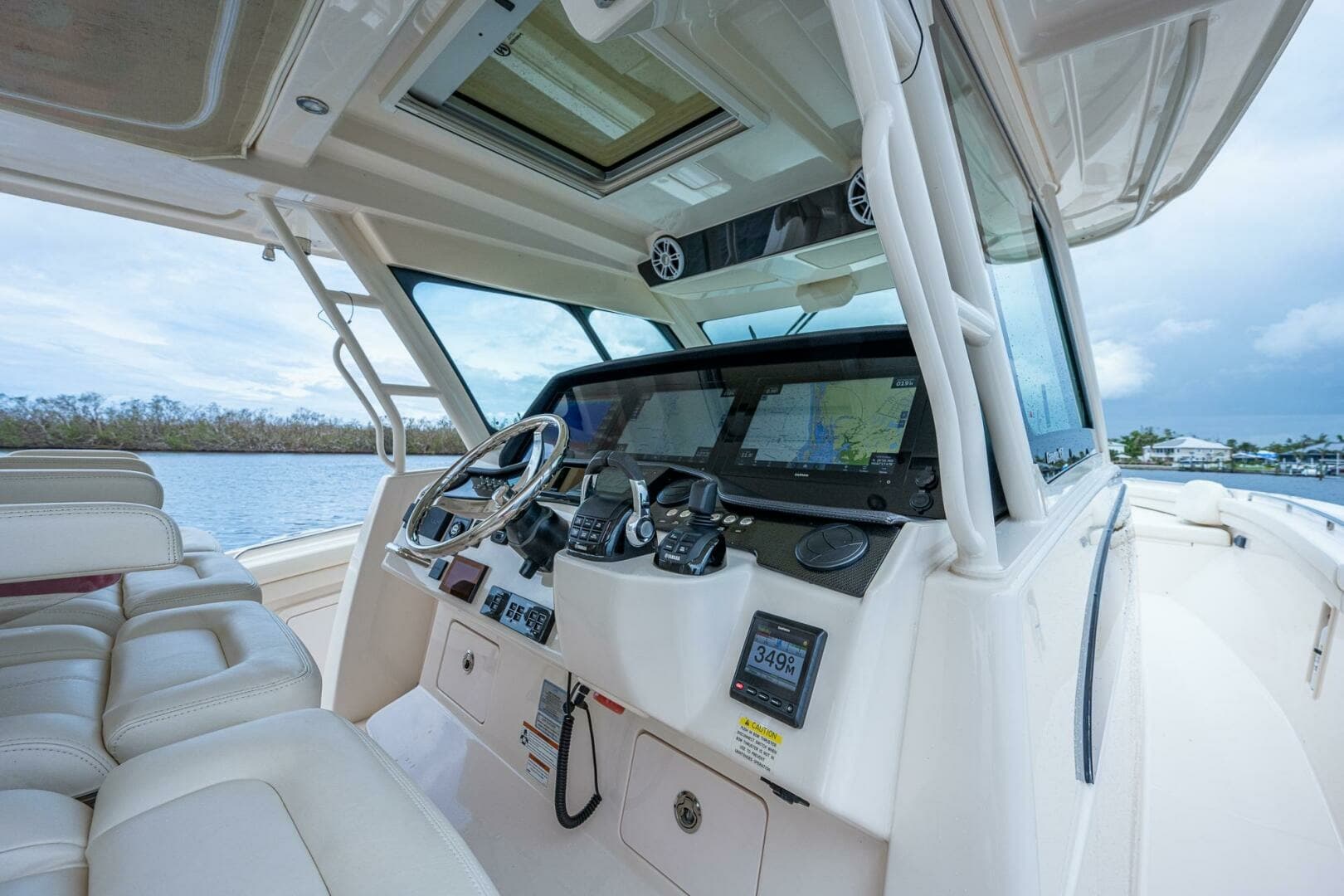 Grady White 45 Pura Vida - Exterior Helm