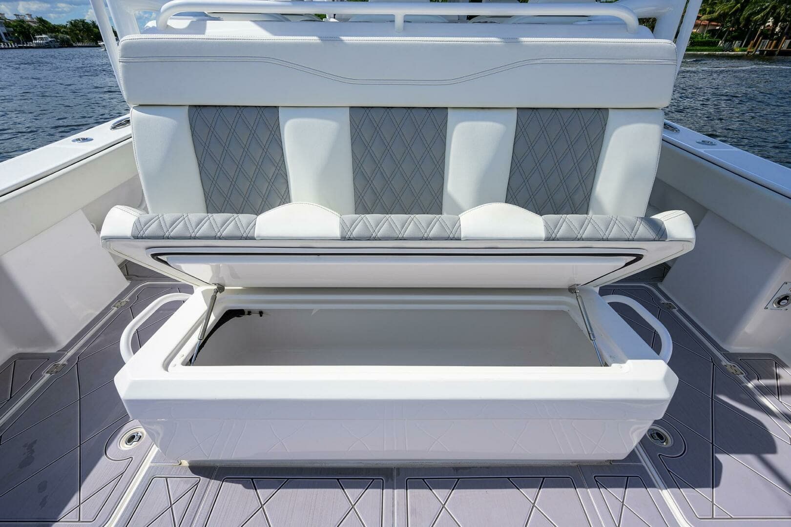 Invincible 46 Argento II - Exterior Cockpit