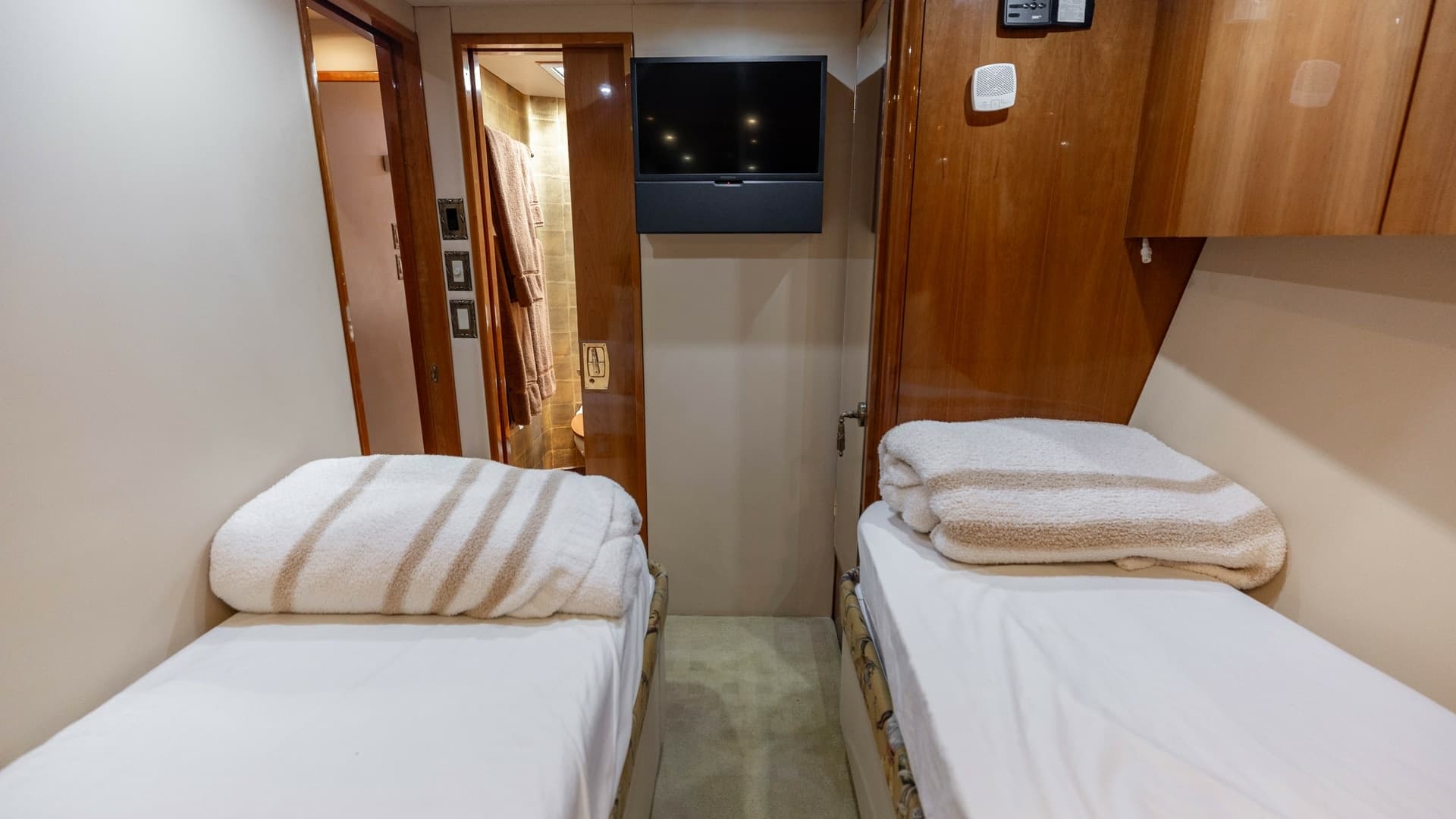 2007 Hatteras 68 Convertible- KEMOSABE- STBD Guest Stateroom