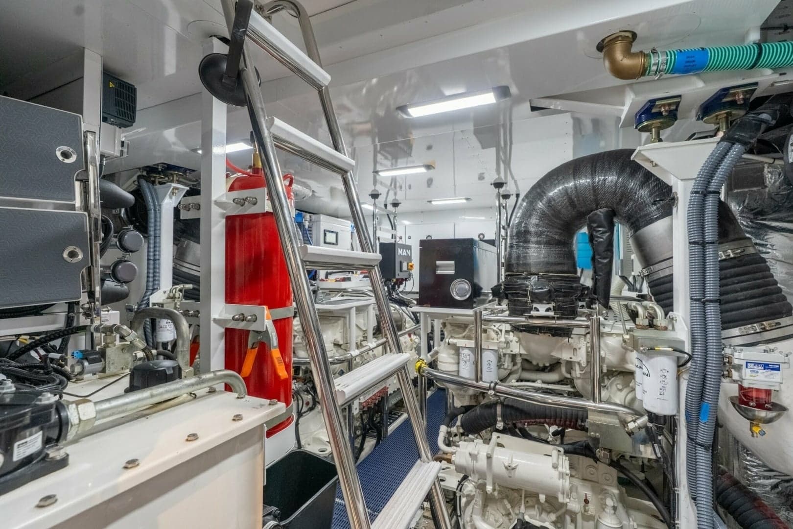 Princess 80 LANIKAI - Engine Room