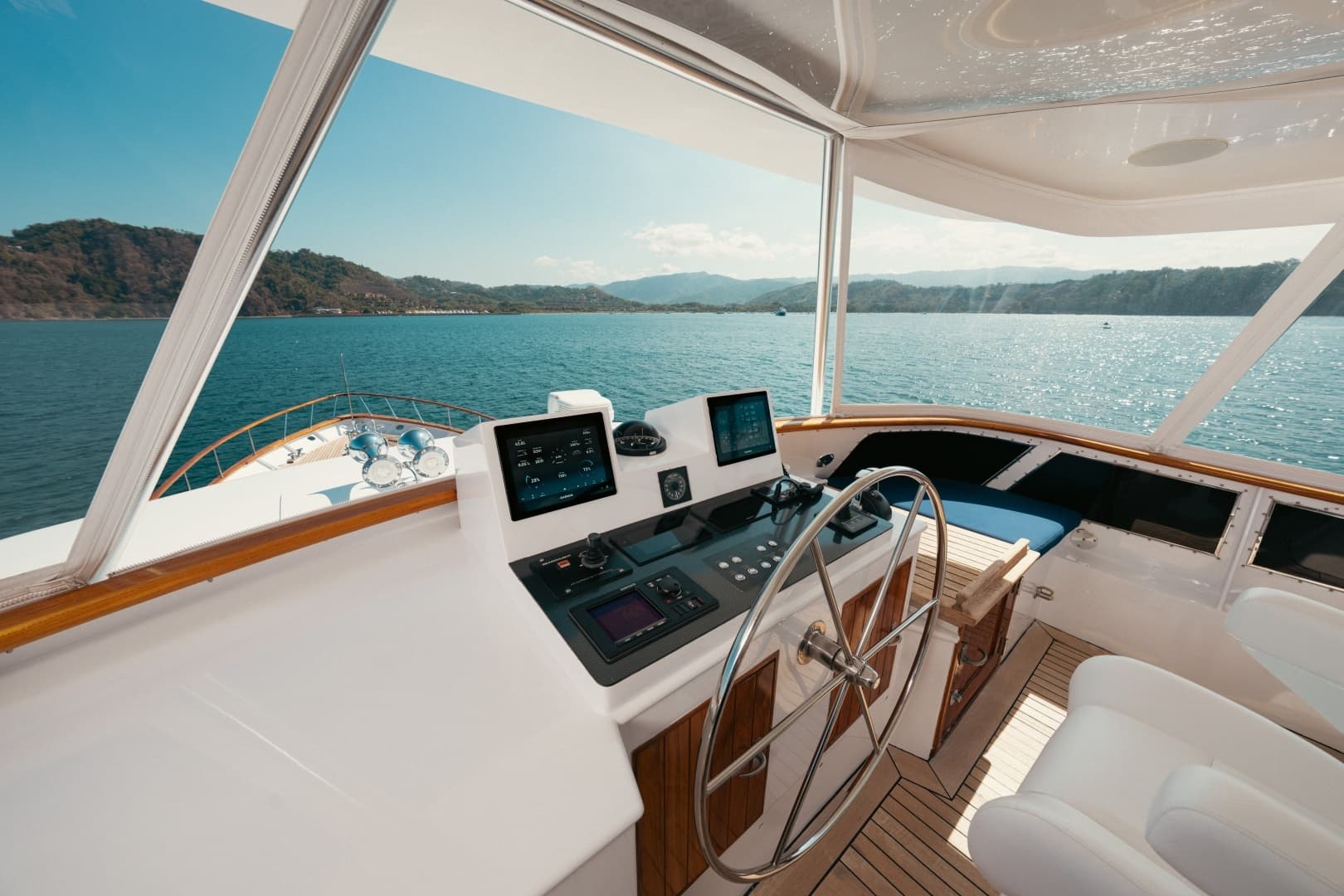 1971 Feadship 101 Flybridge Helm