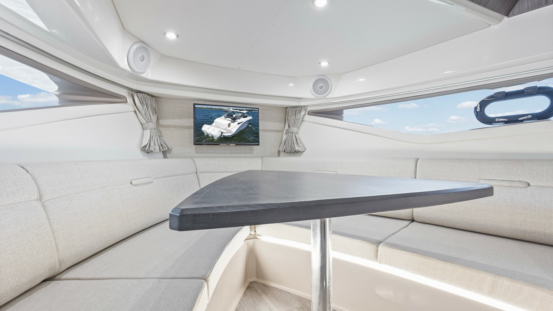 2022 32 Sea Ray 320 Sundancer OB Raya Sunshine Cabin (5)