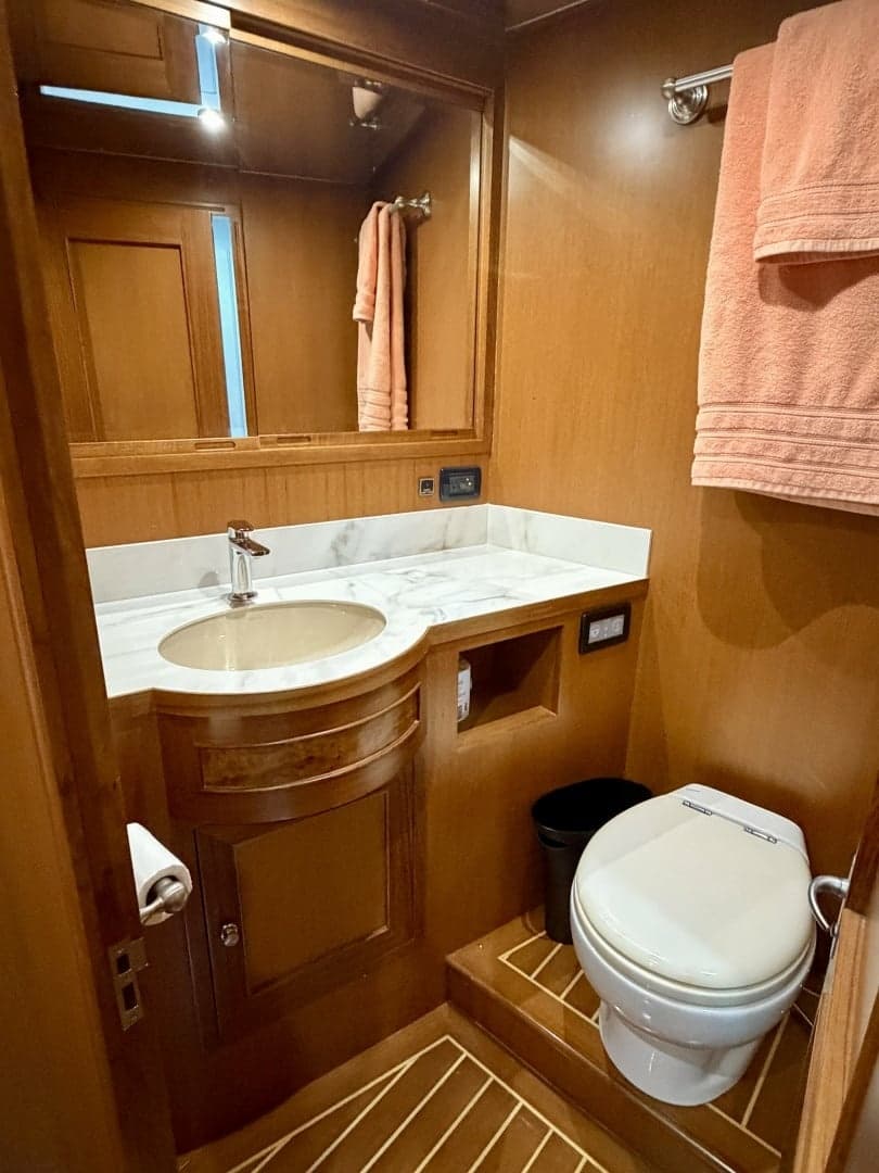 Alaskan 70 OHANA - Guest Stateroom  Ensuite Head