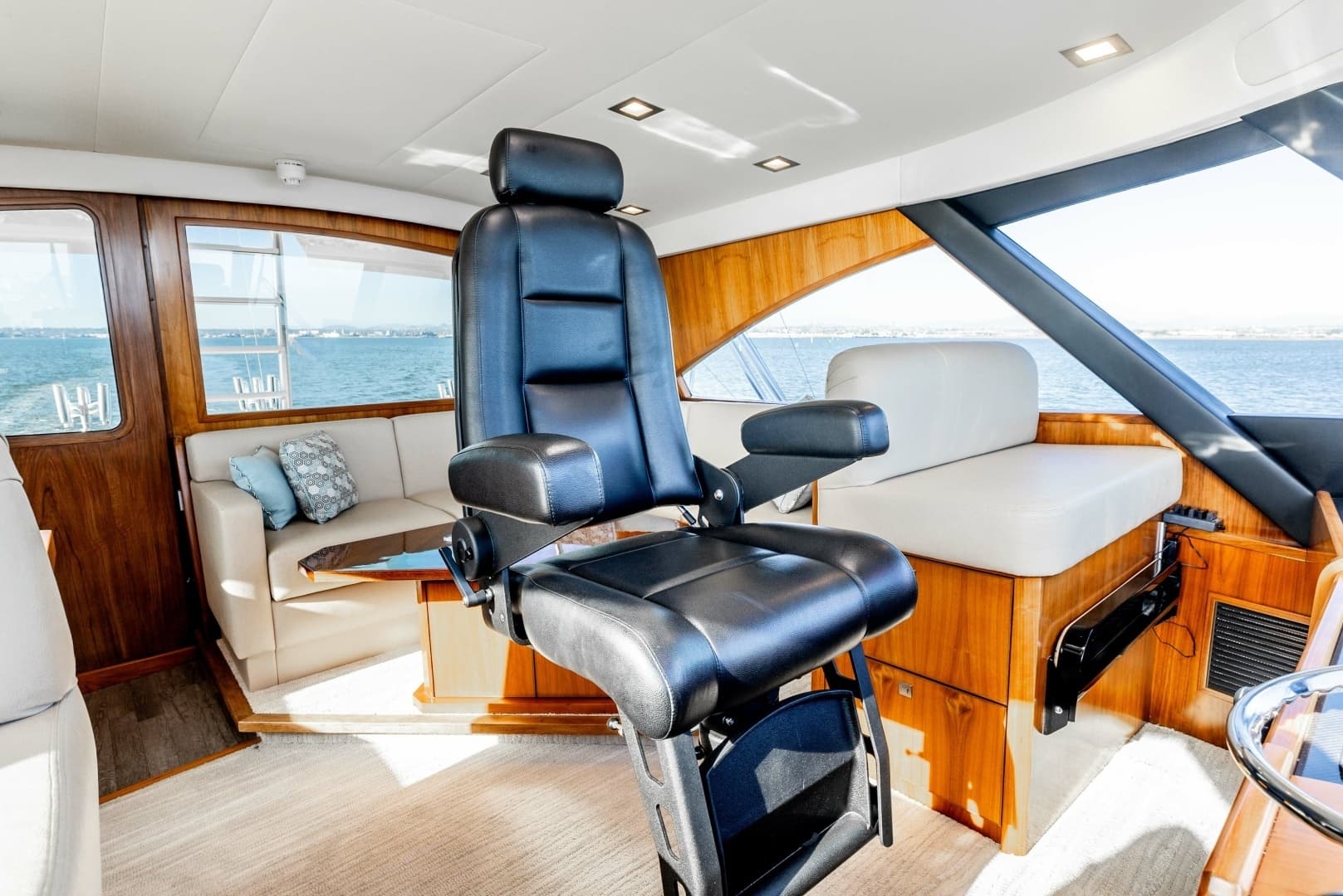 Spacious Helm with Command Chair