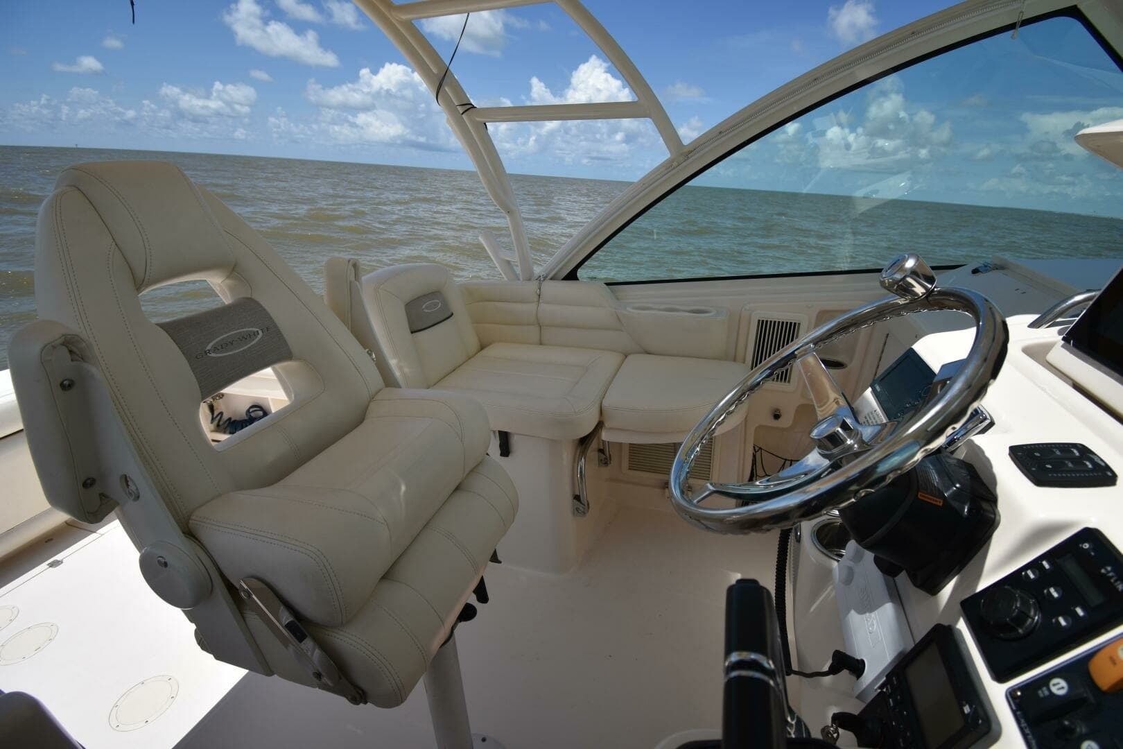 2016 Grady-White 330 Express 