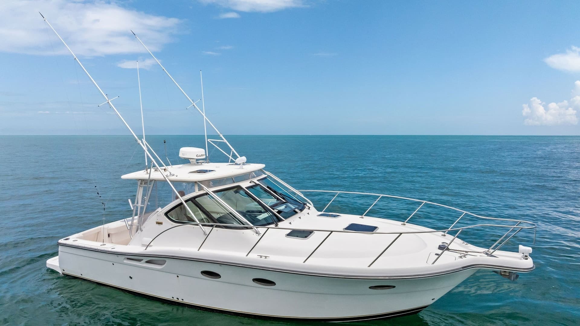 Starboard Side View of Tiara 32 Open