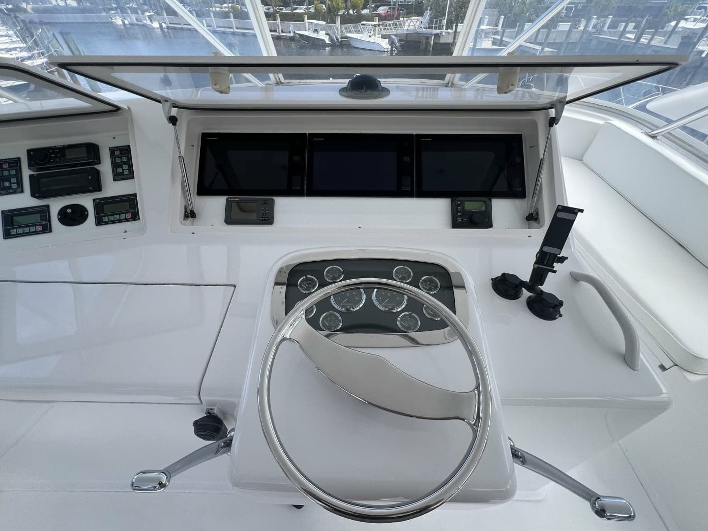 Viking 52 LET IT RAIN - Helm