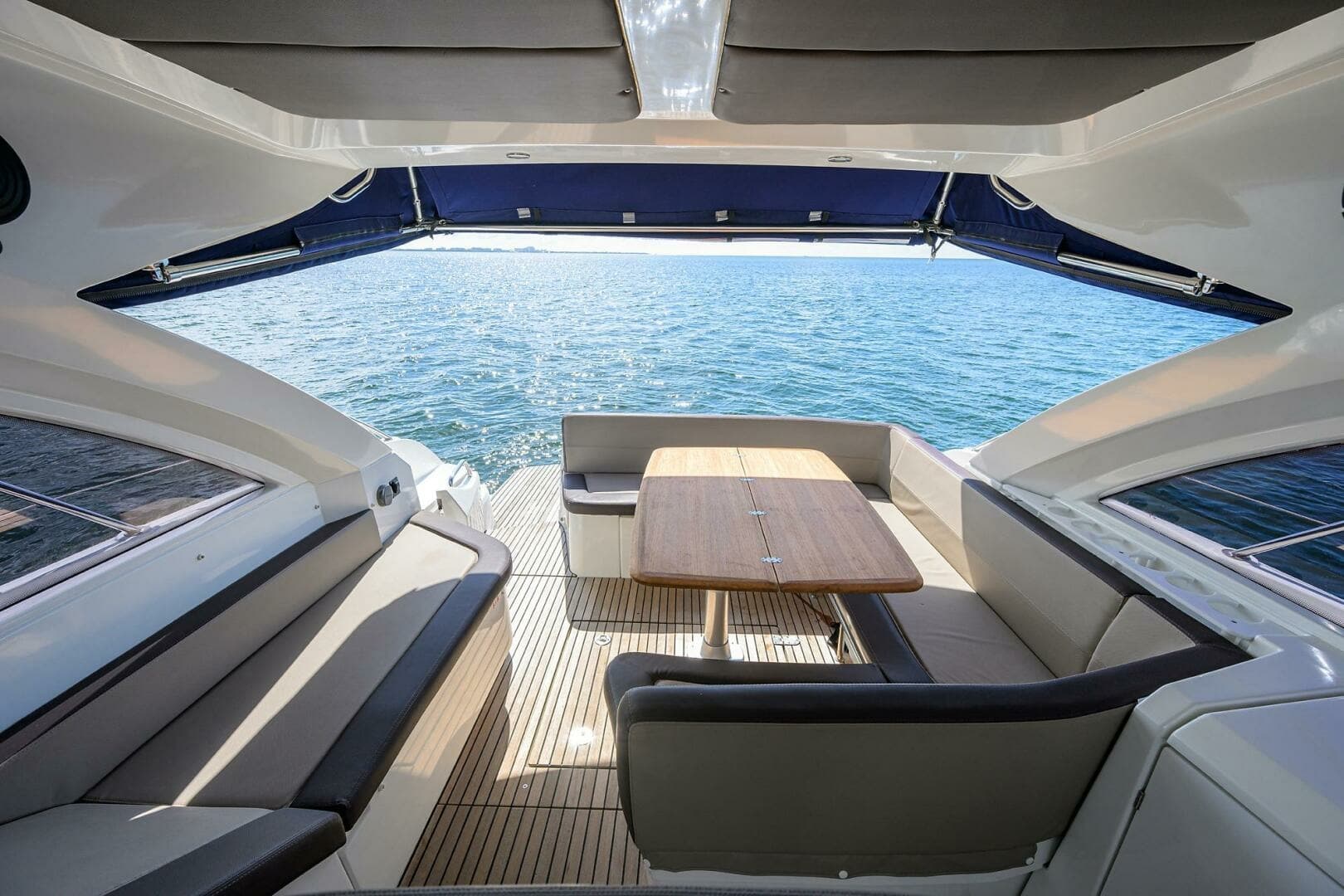 Beneteau 38 GT - Helm Deck Seating